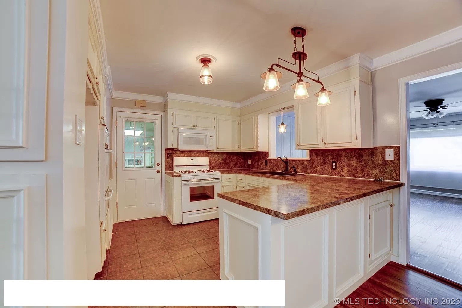 1809 S Elm Avenue Property Photo 2