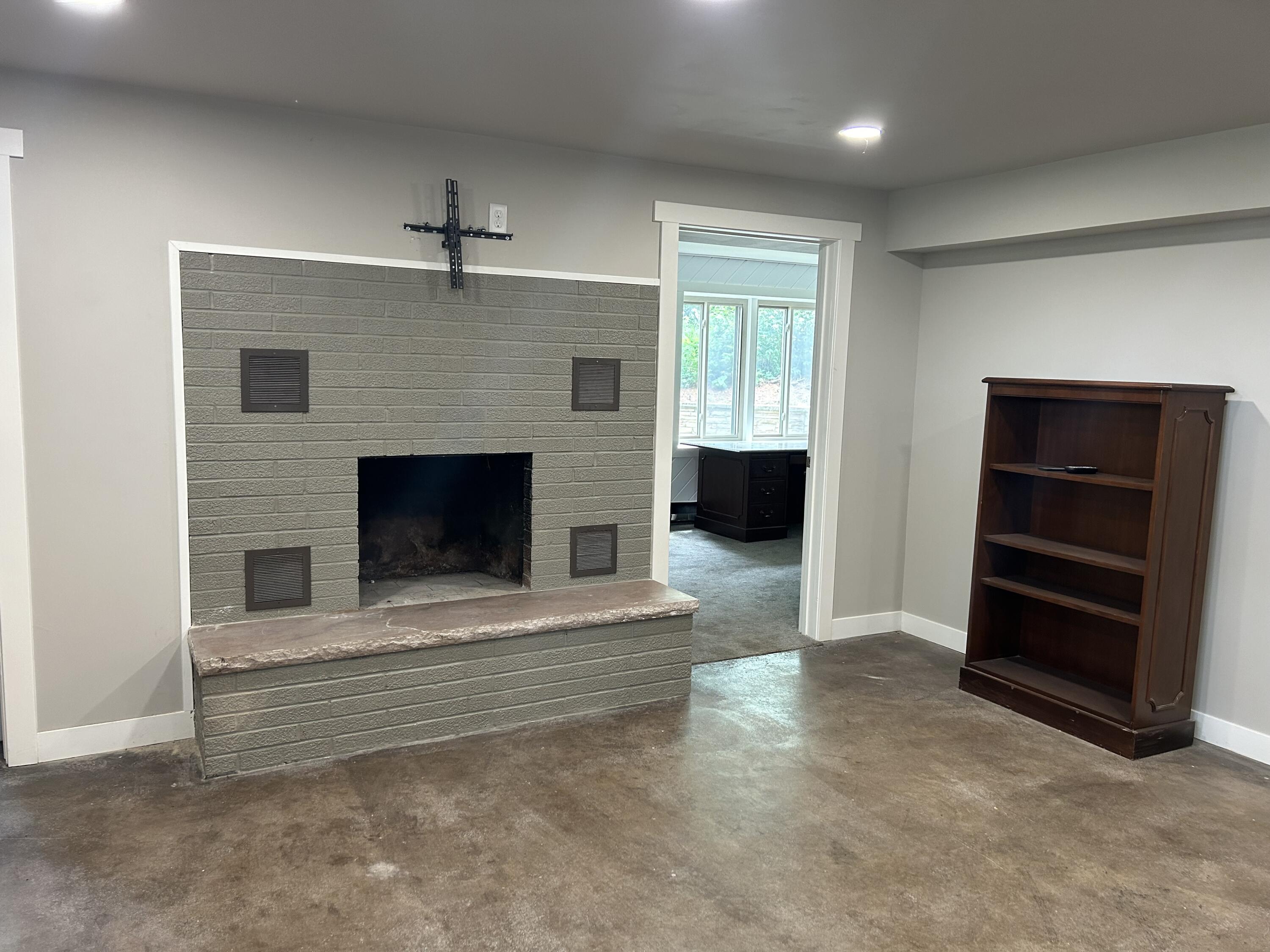 201 1st St E Property Photo 26