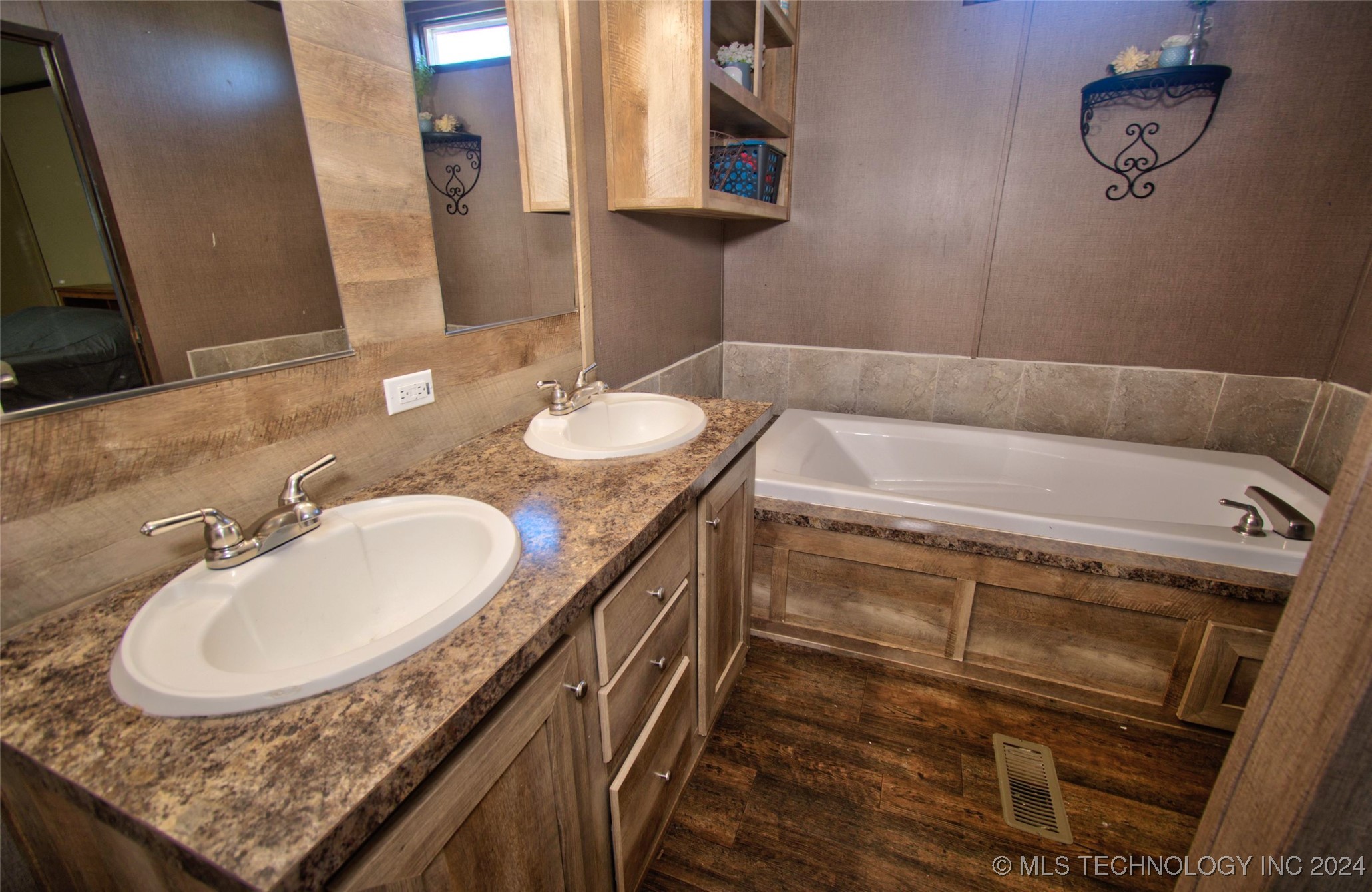 520 Oak Street Property Photo 13