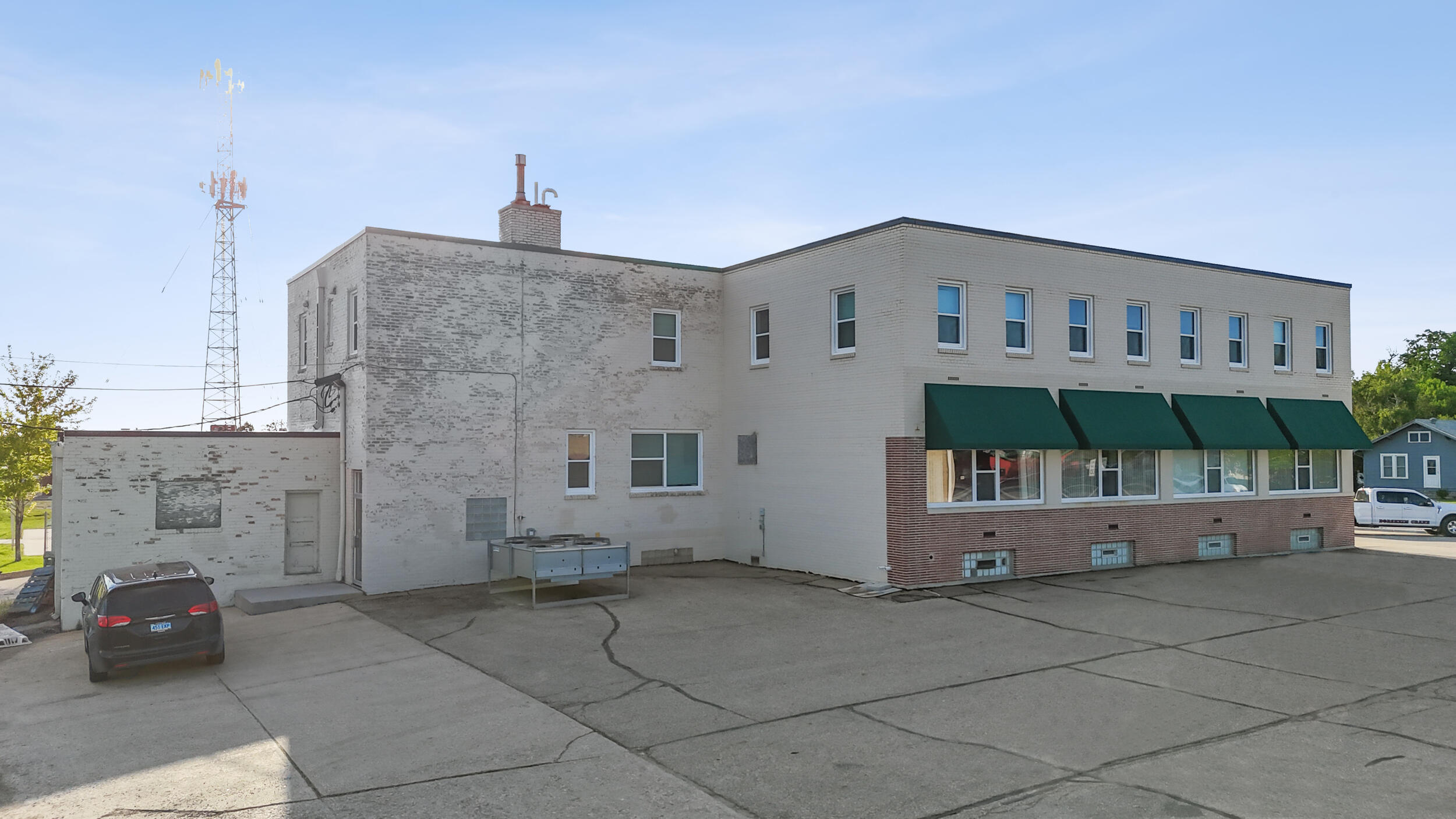 133 Main Avenue W Property Photo 4