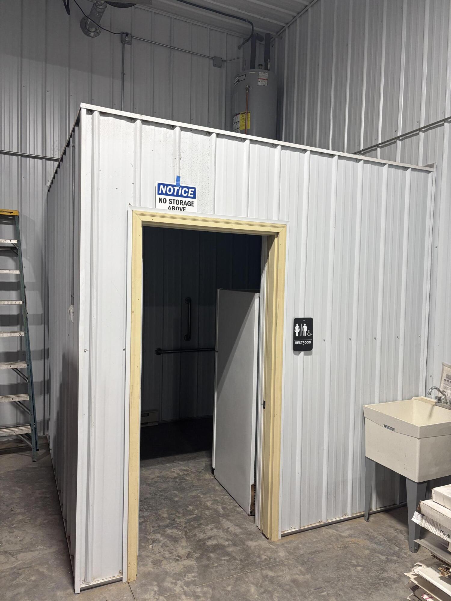 9573 39 Street S Property Photo 4