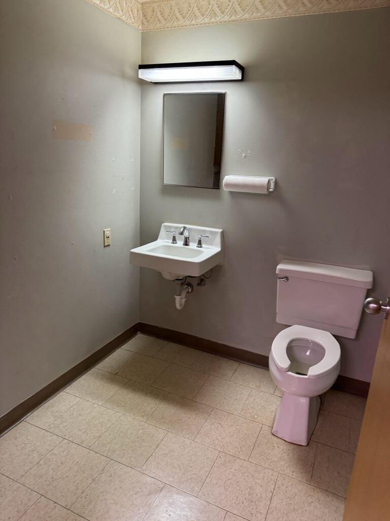 2500 Broadway N Property Photo 11