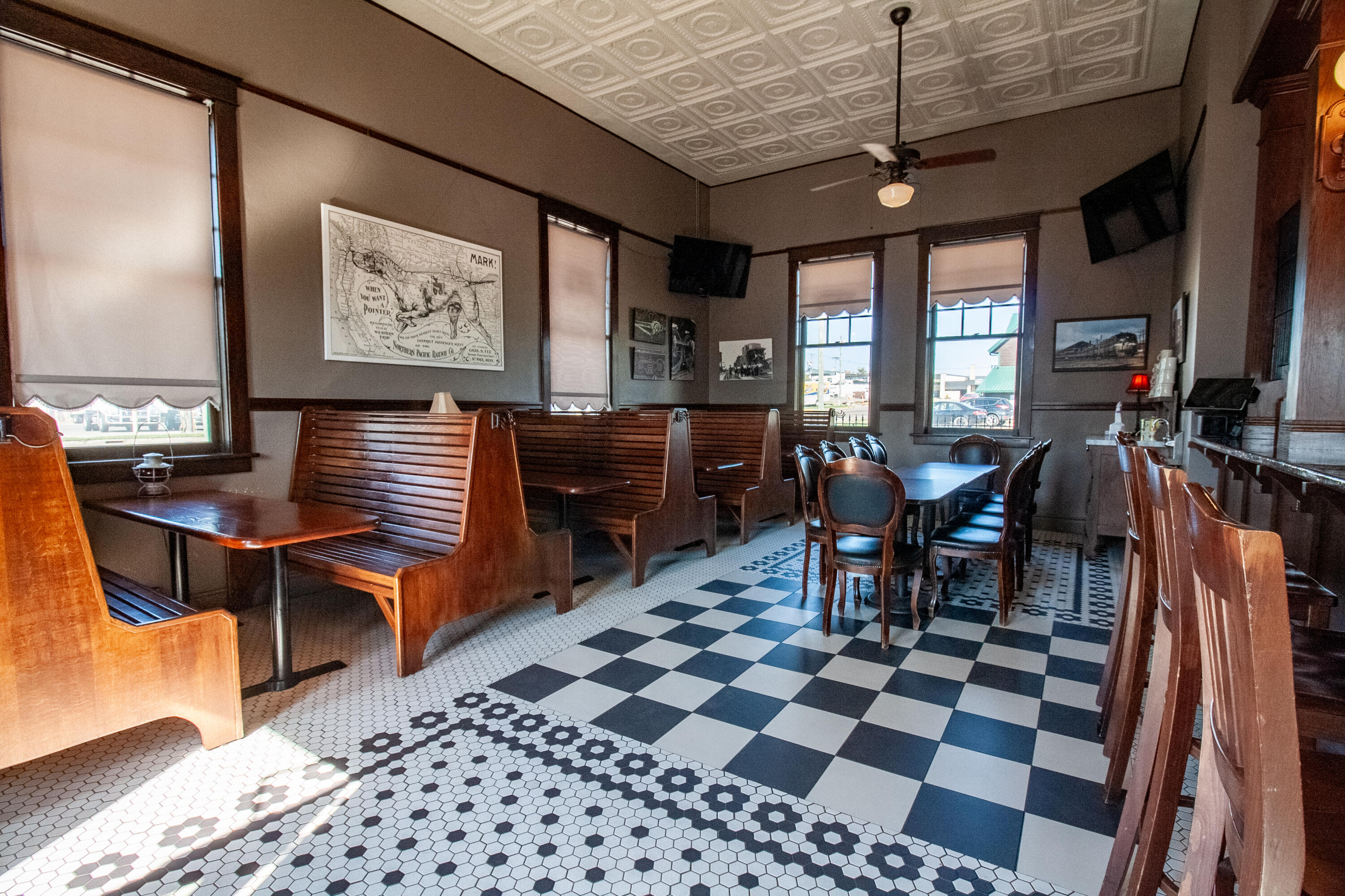 423 Cascade Street S Property Photo 3