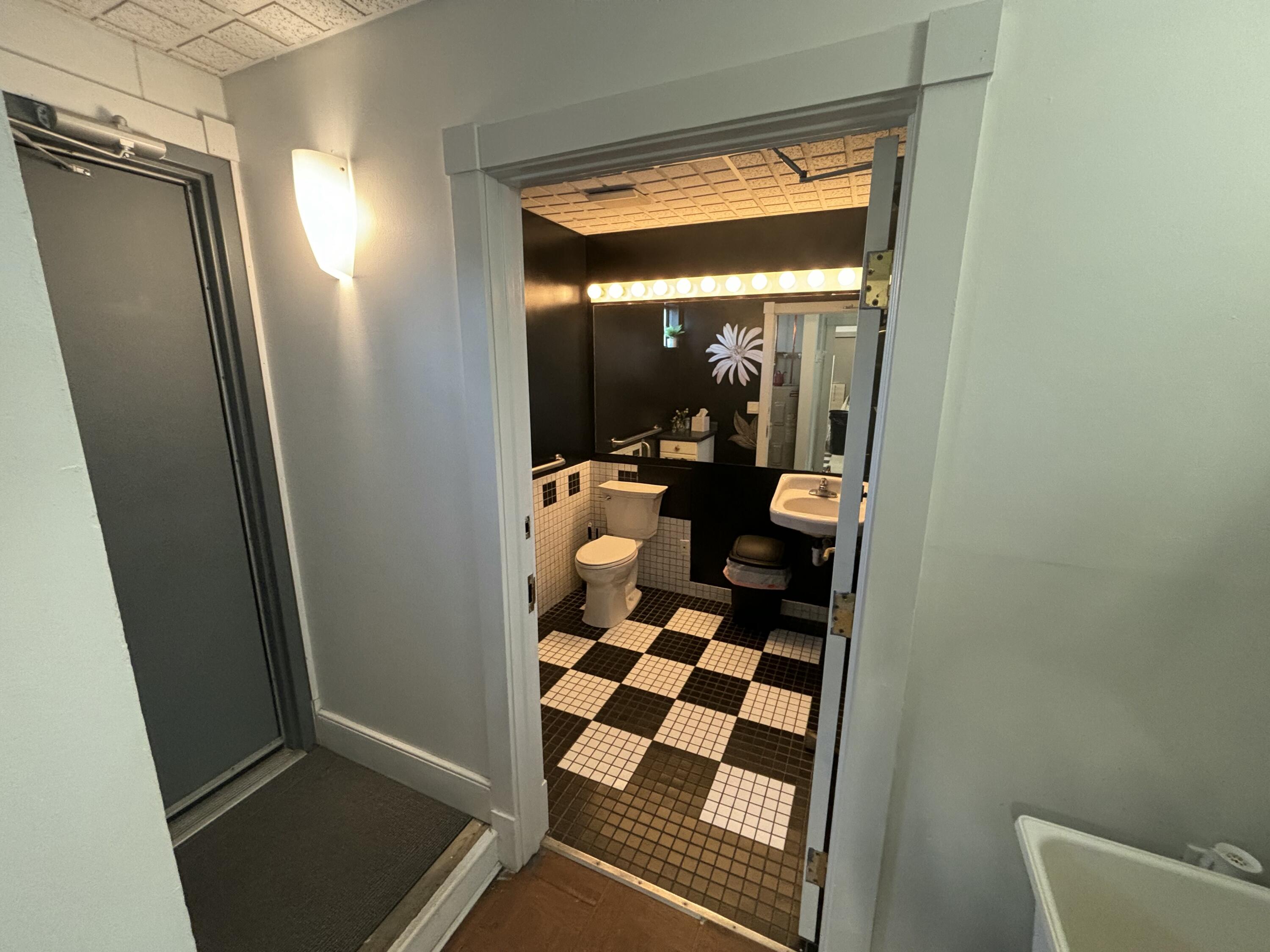 306 University Drive N Property Photo 10