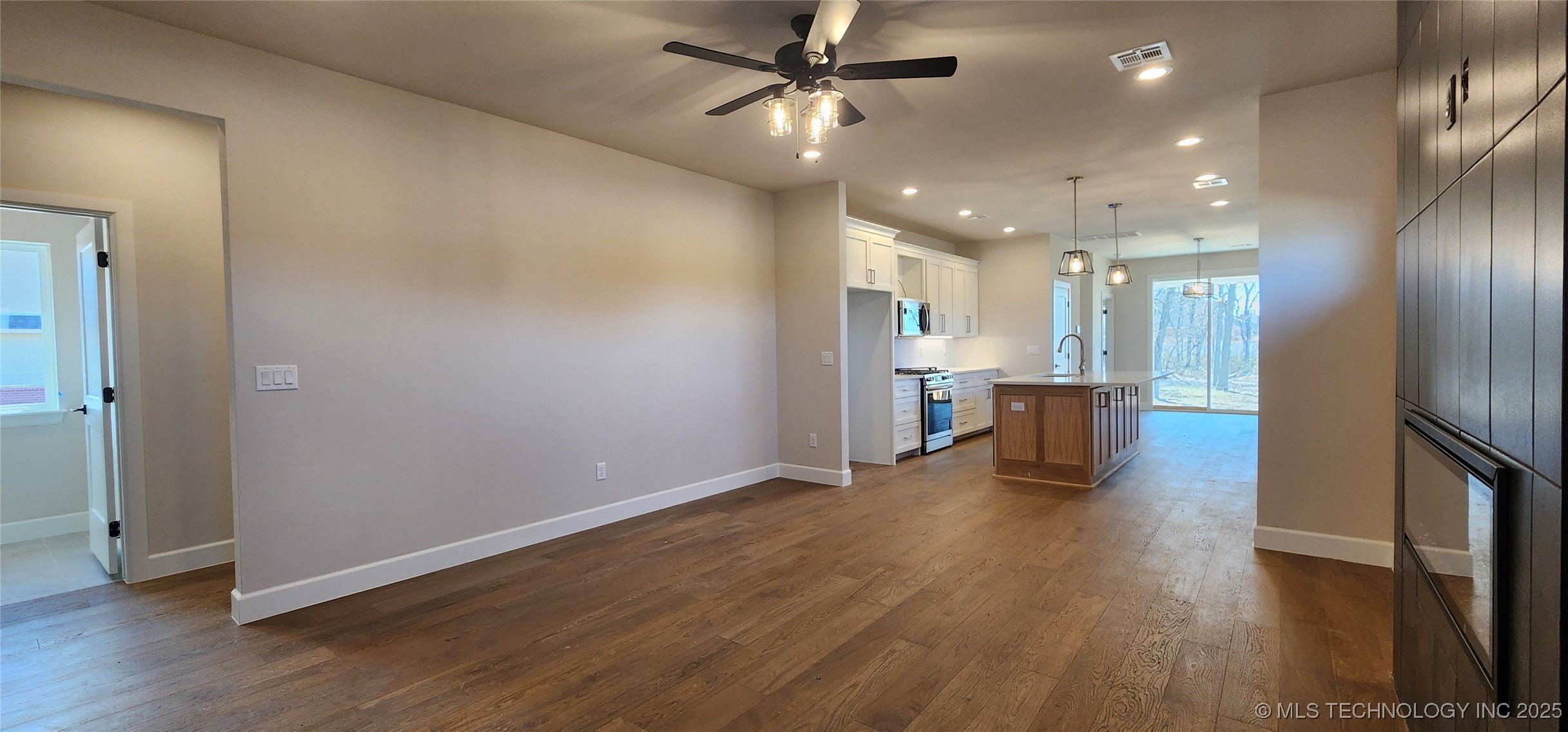 1007 E Delmar Place Property Photo 6