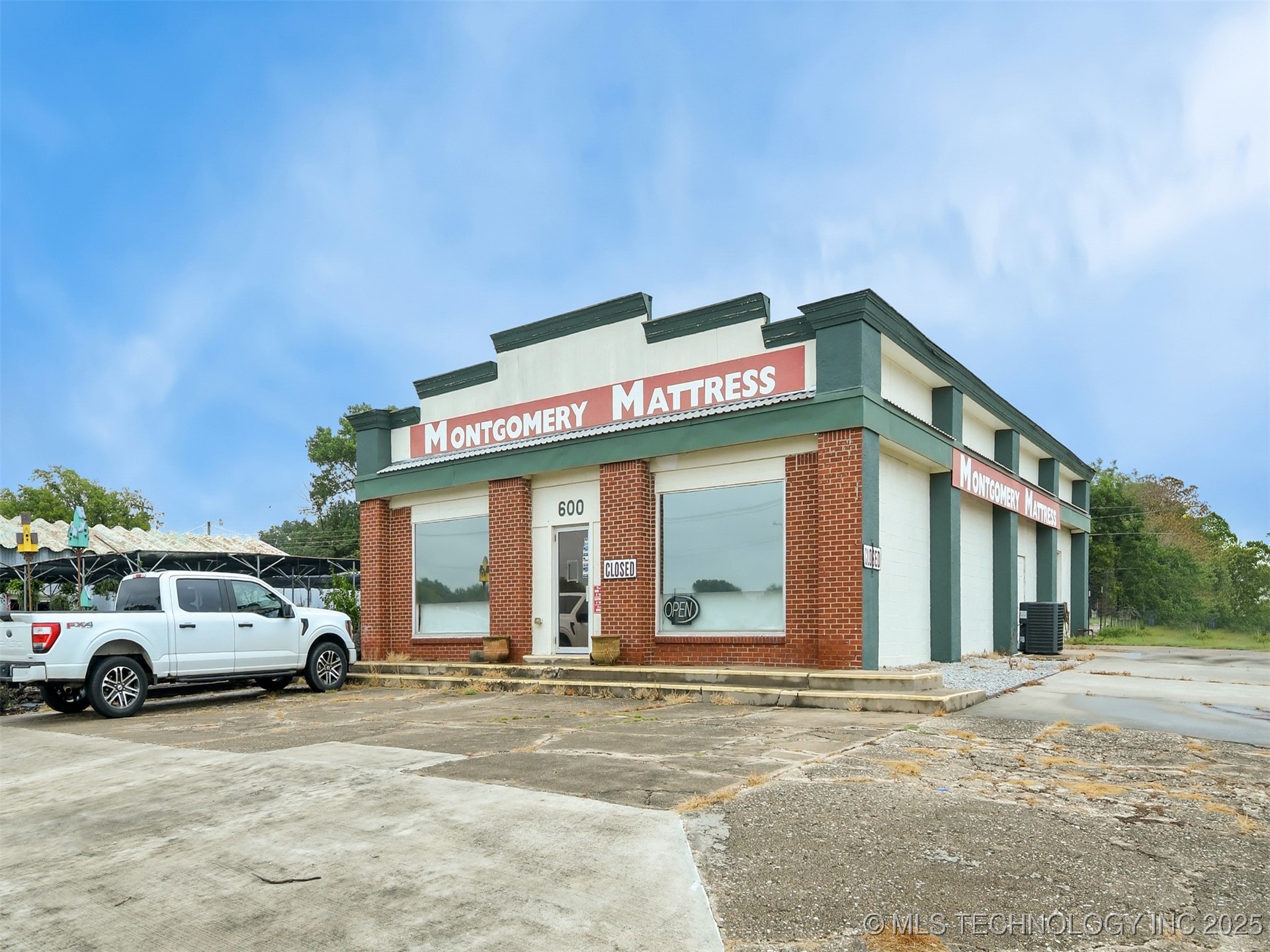 600 N Commerce Street Property Photo 1