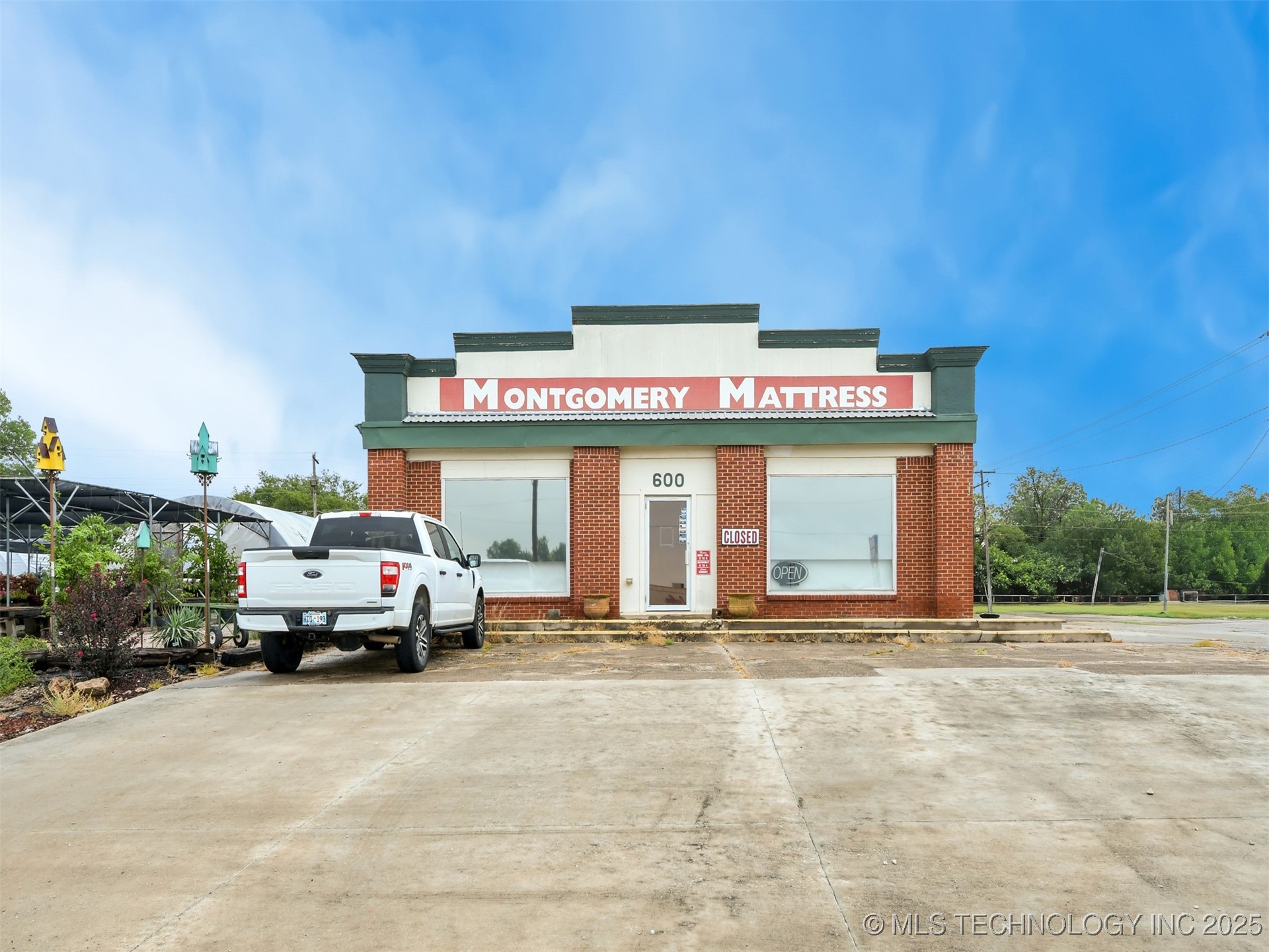 600 N Commerce Street Property Photo 2