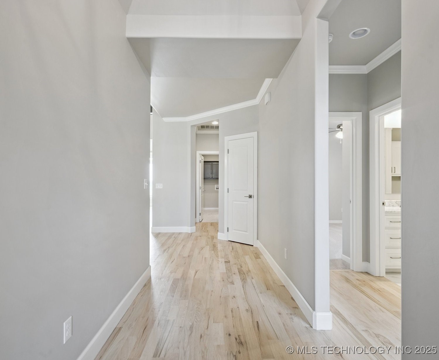 2719 W Van Buren Court Property Photo 3