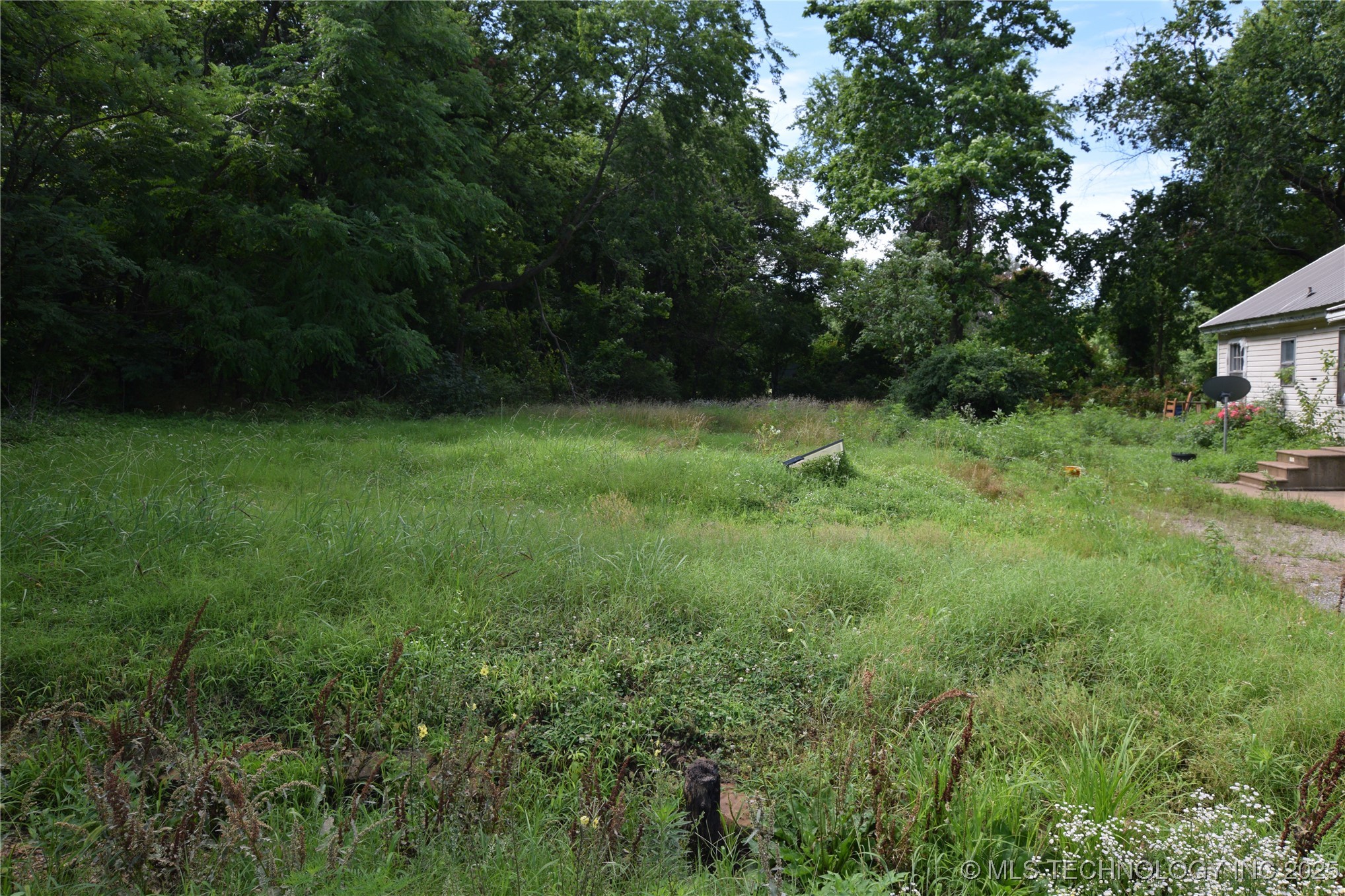 320 E Oak Street Property Photo 4