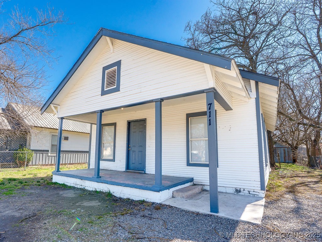 711 W 8th Property Photo 2