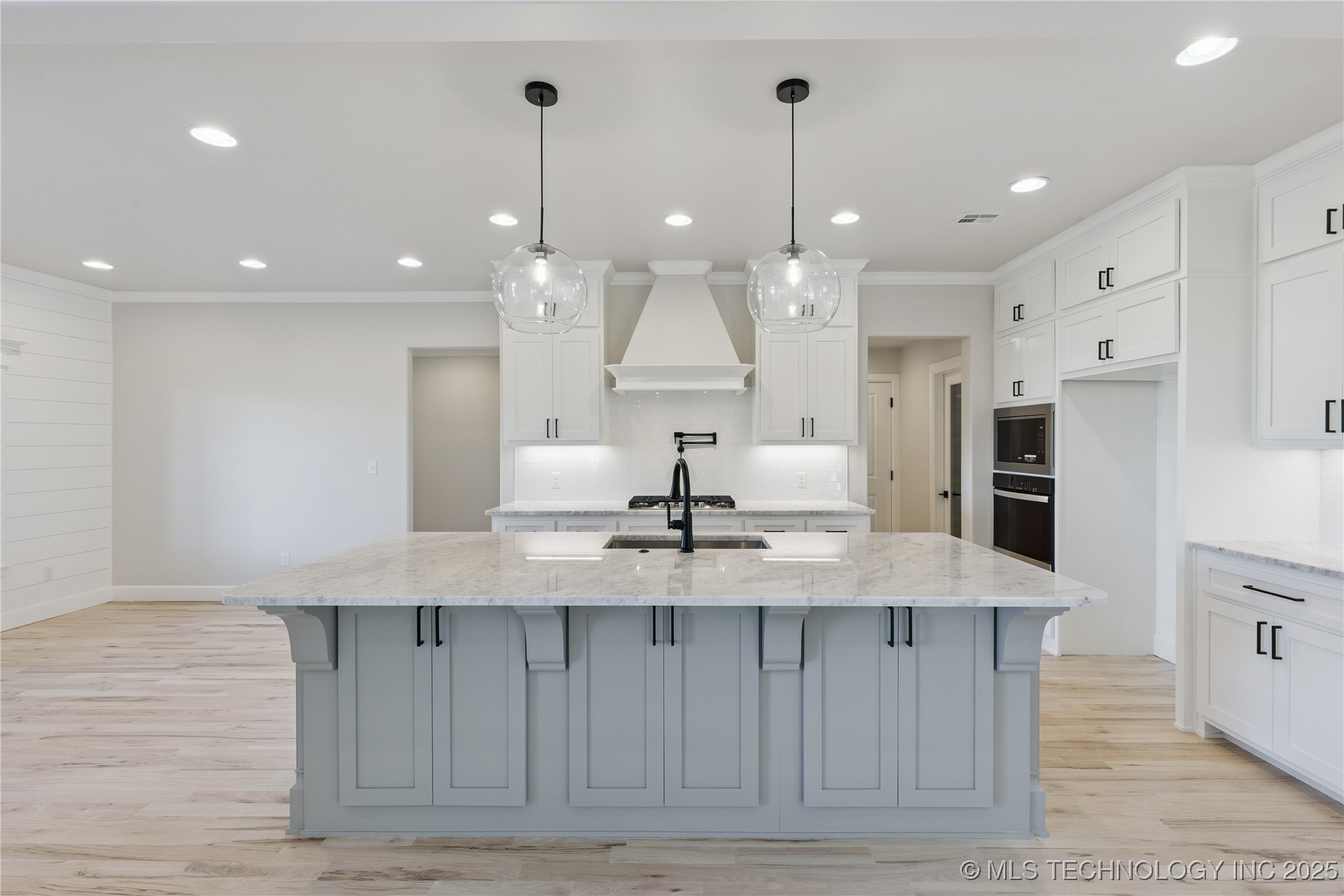 17527 S 52nd East Avenue Property Photo 9