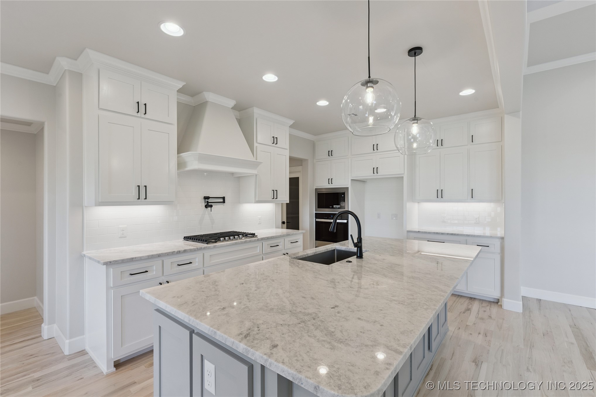 17527 S 52nd East Avenue Property Photo 10