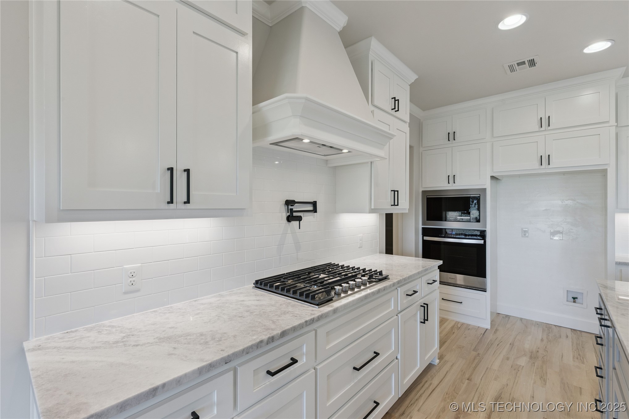 17527 S 52nd East Avenue Property Photo 13