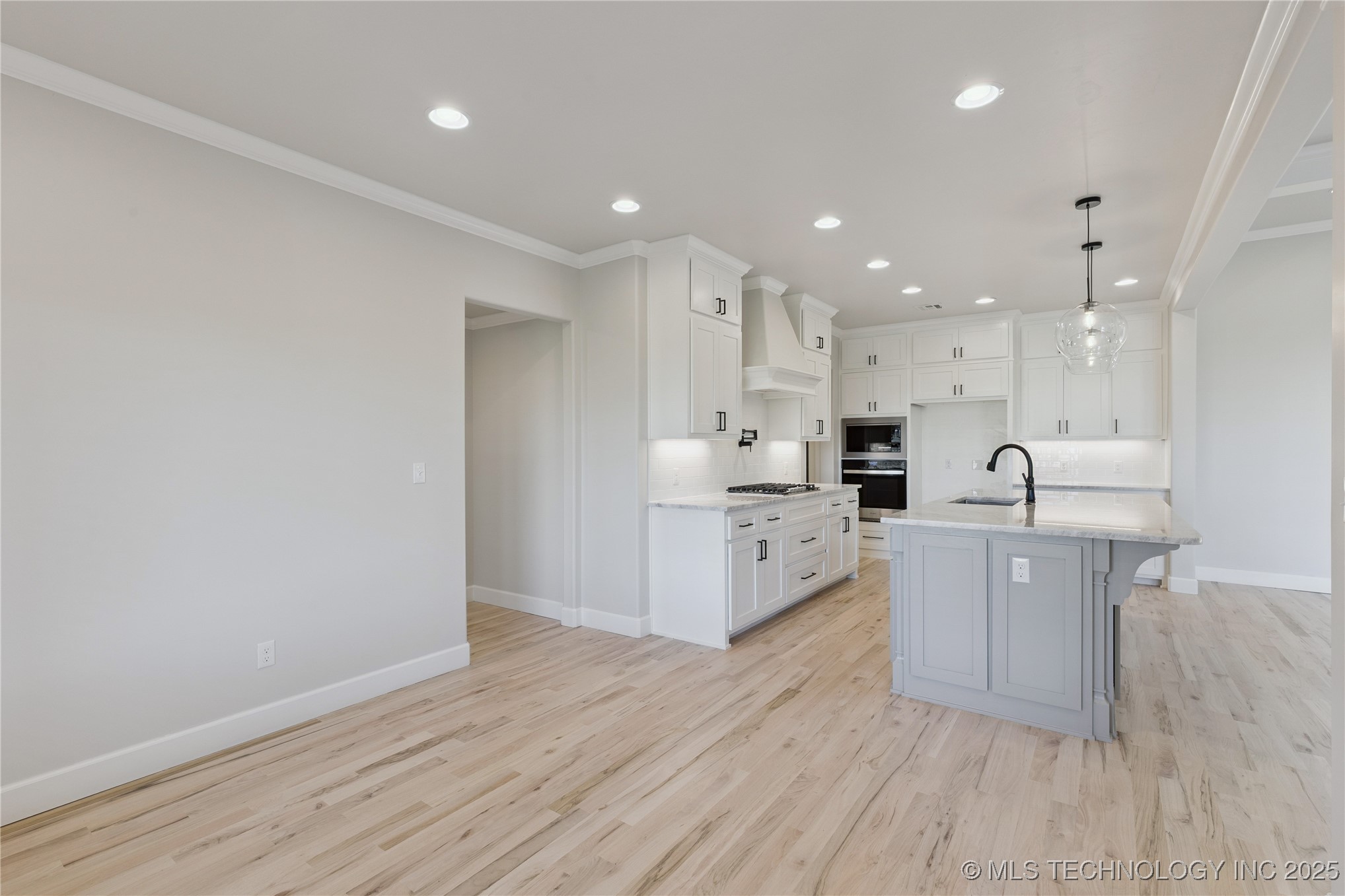 17527 S 52nd East Avenue Property Photo 15