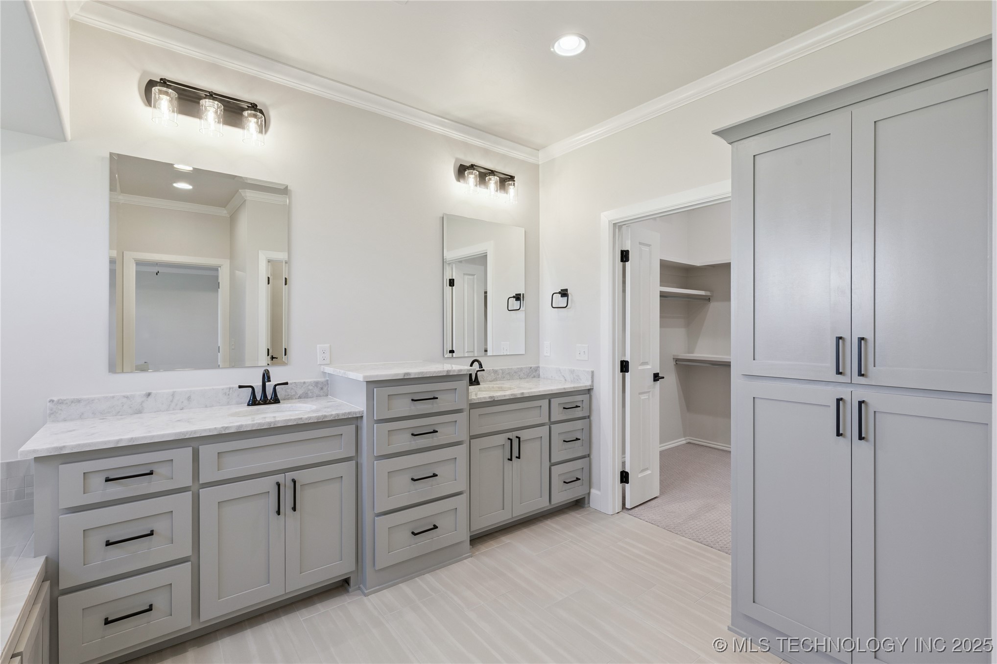 17527 S 52nd East Avenue Property Photo 22