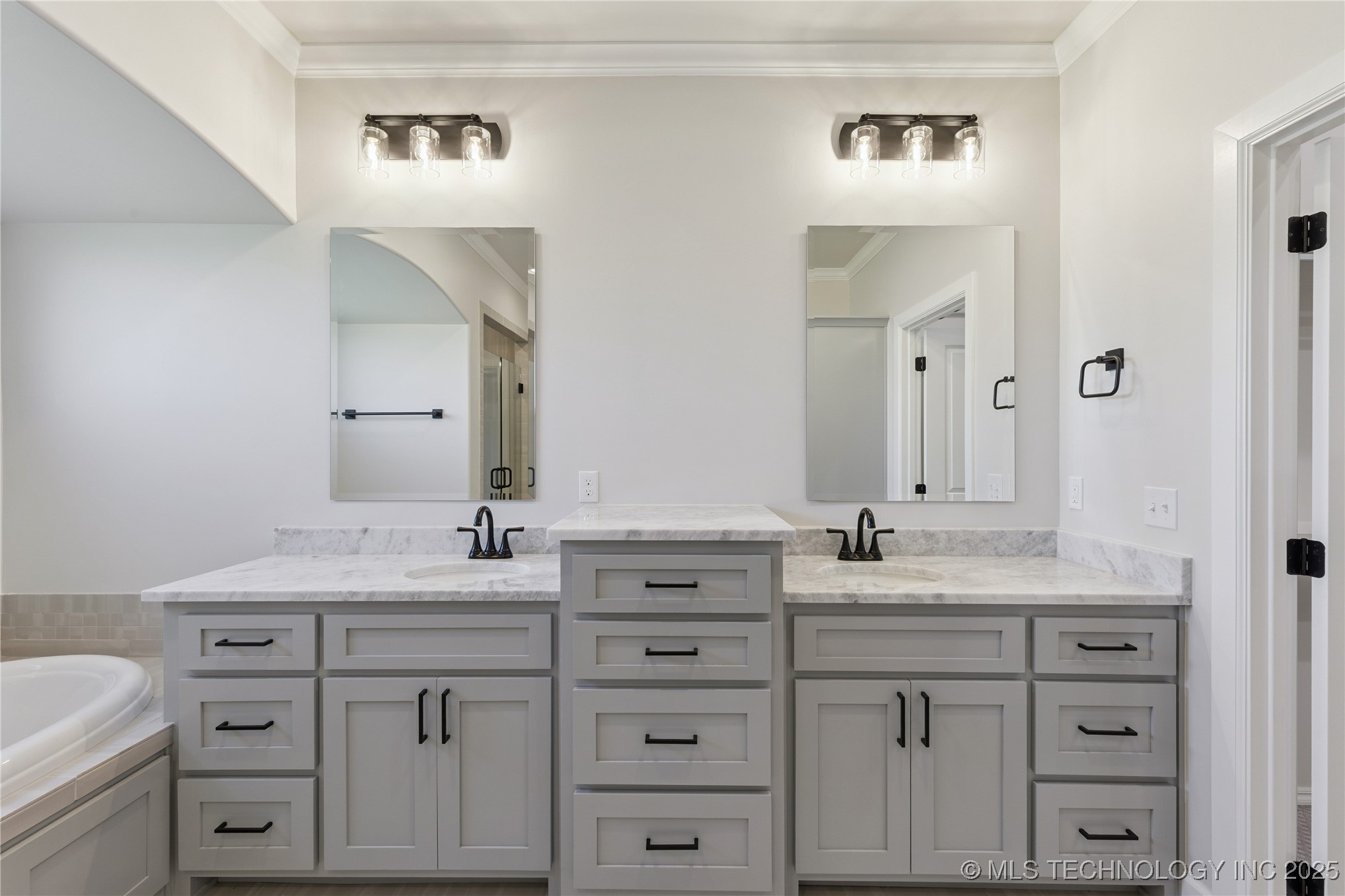 17527 S 52nd East Avenue Property Photo 23