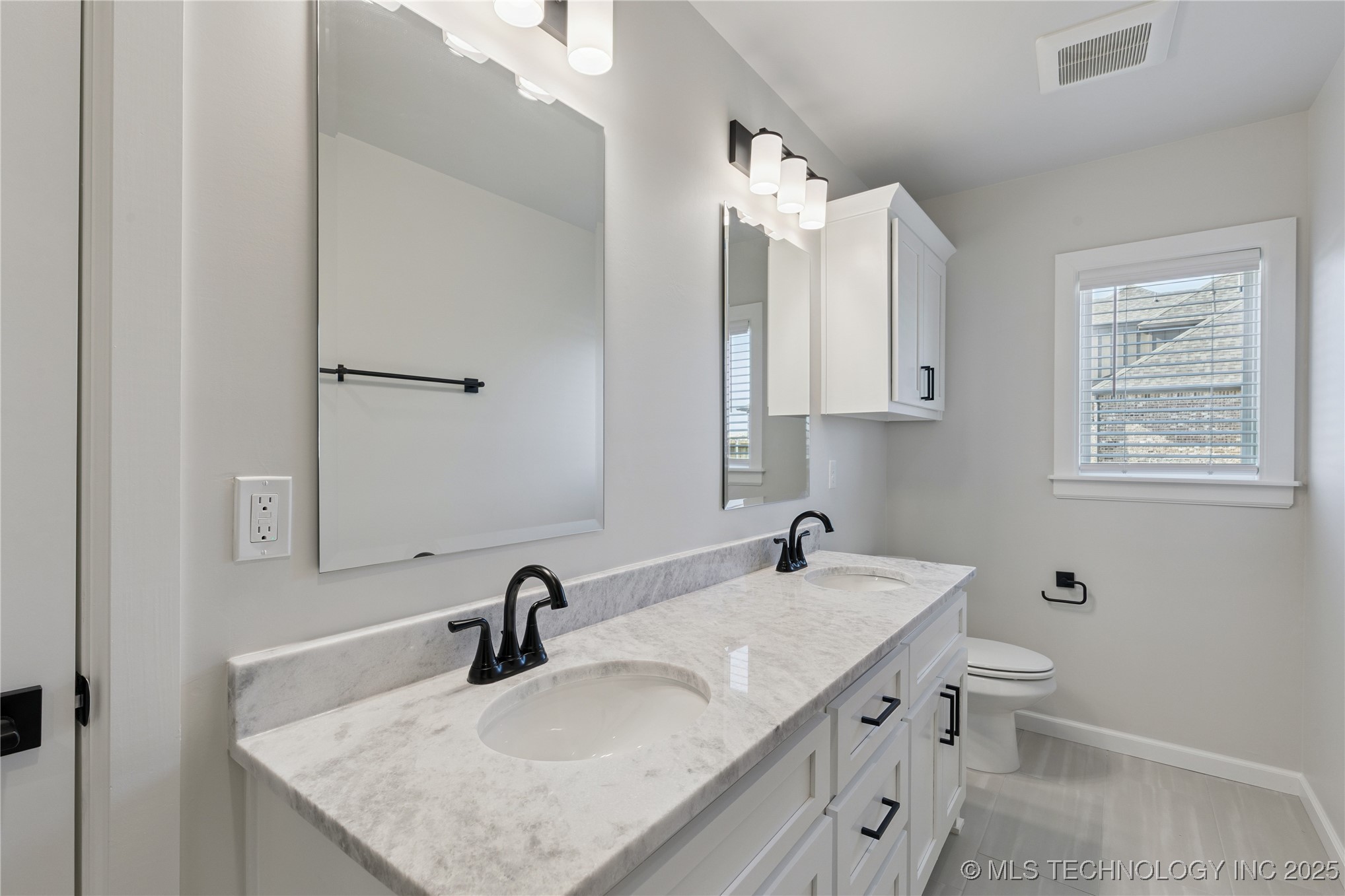 17527 S 52nd East Avenue Property Photo 38