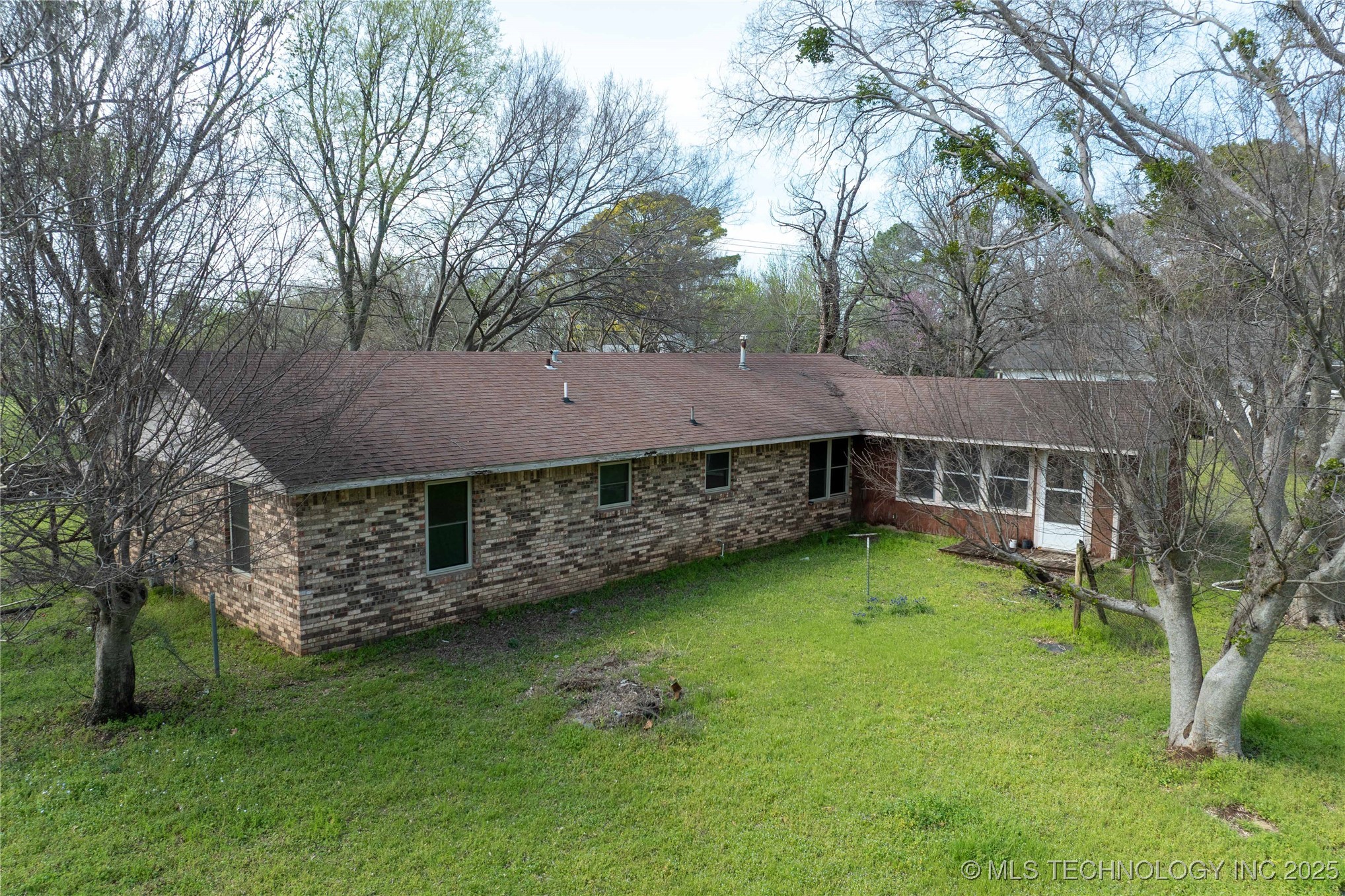 210 N Collins Property Photo 14