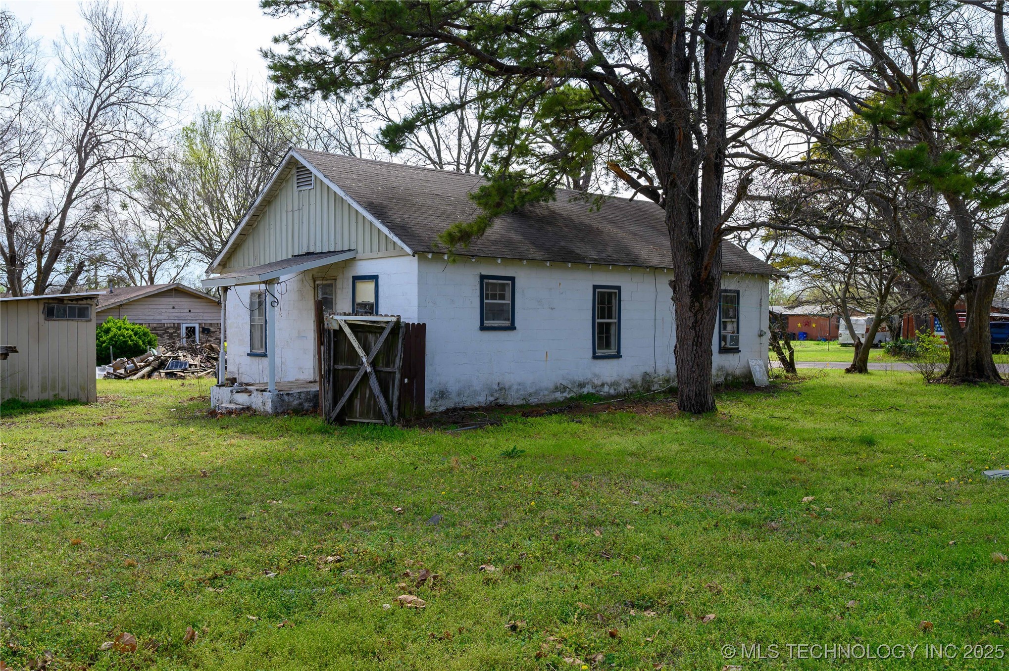 210 N Collins Property Photo 18