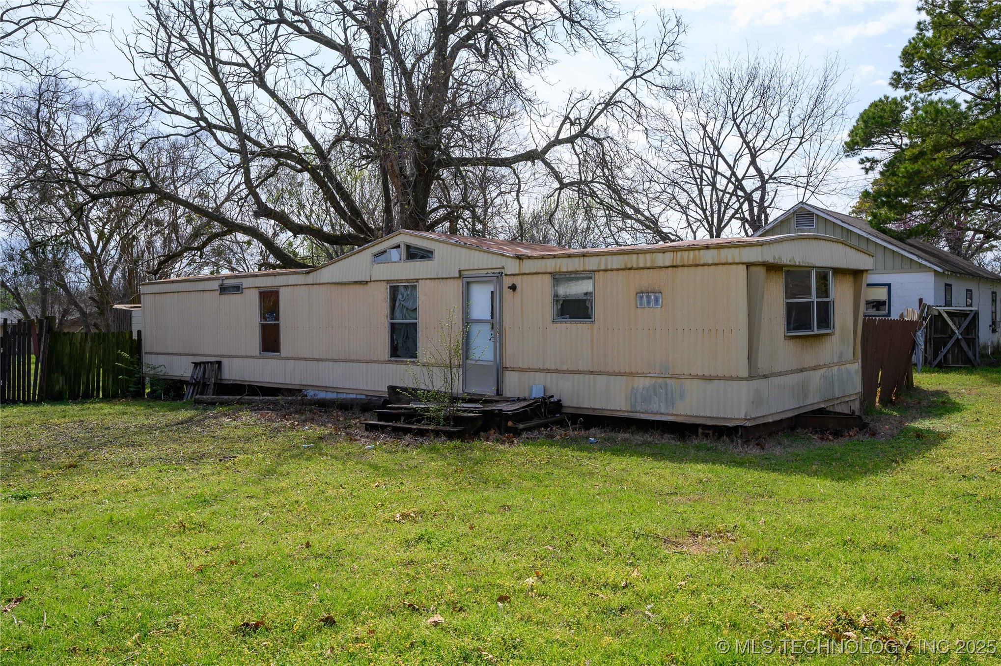 210 N Collins Property Photo 19