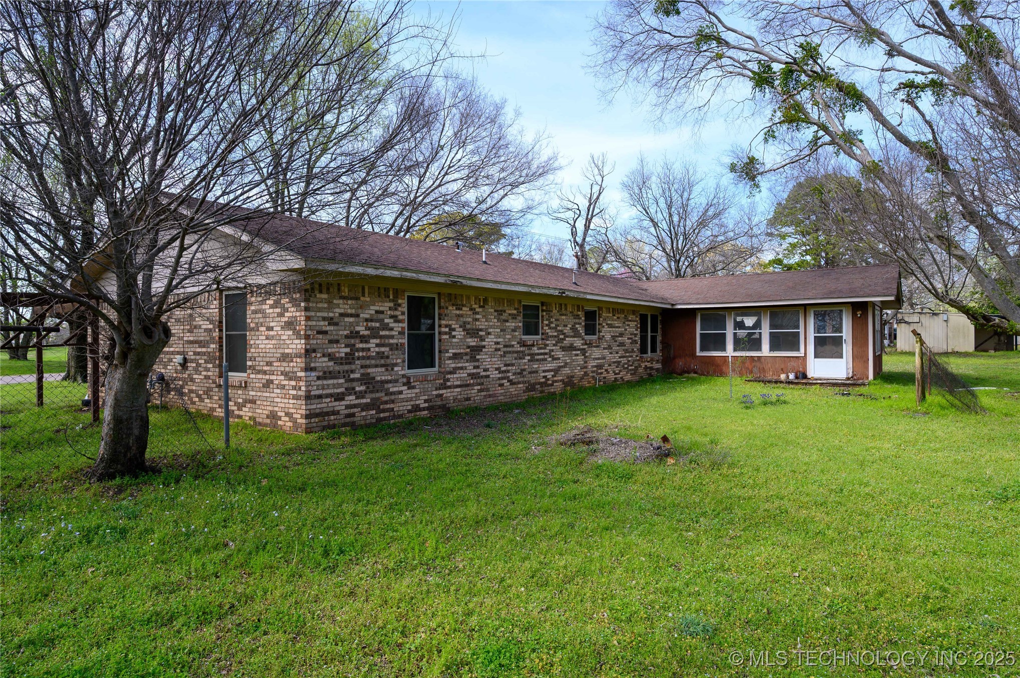 210 N Collins Property Photo 23