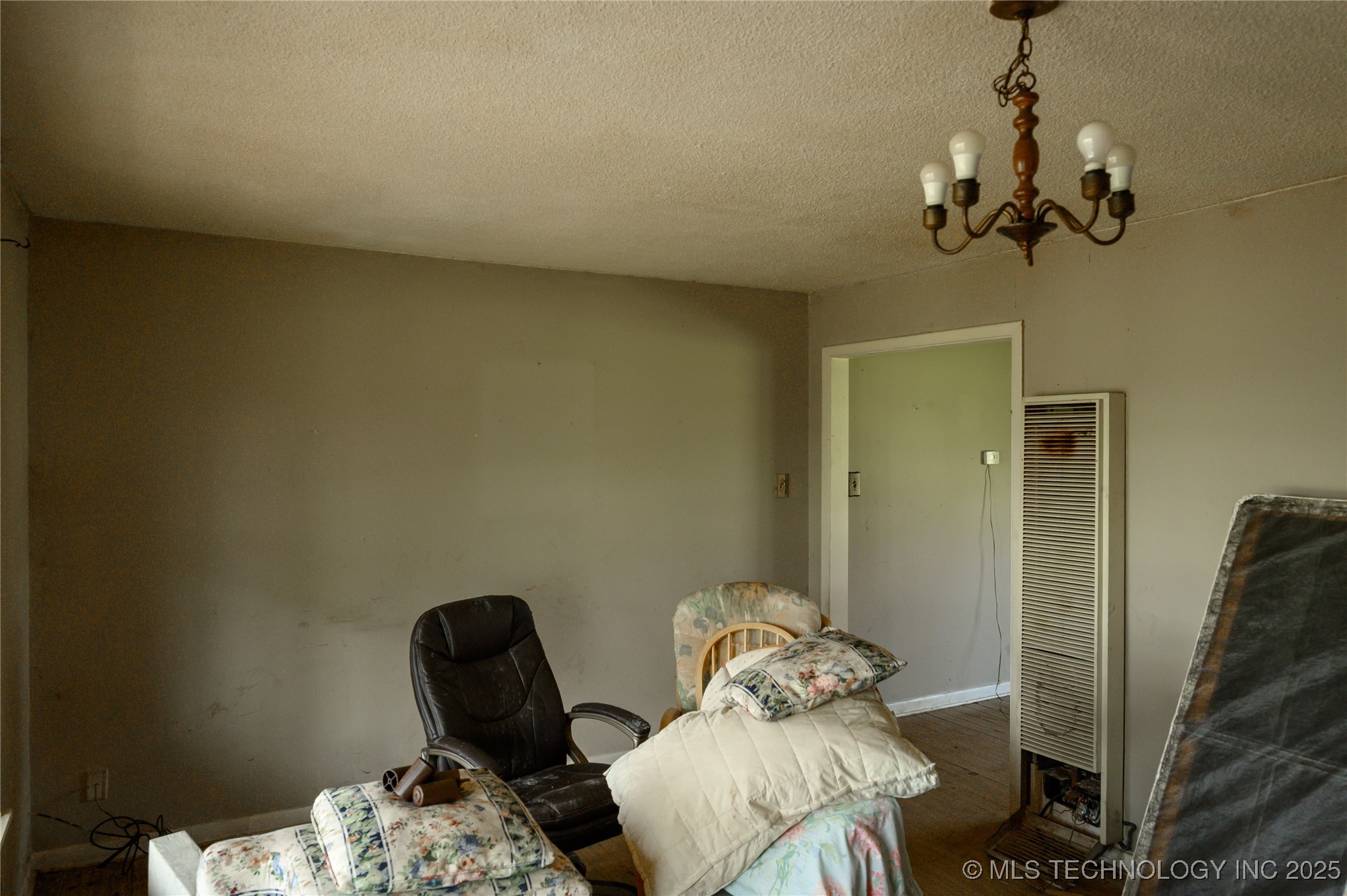 210 N Collins Property Photo 27