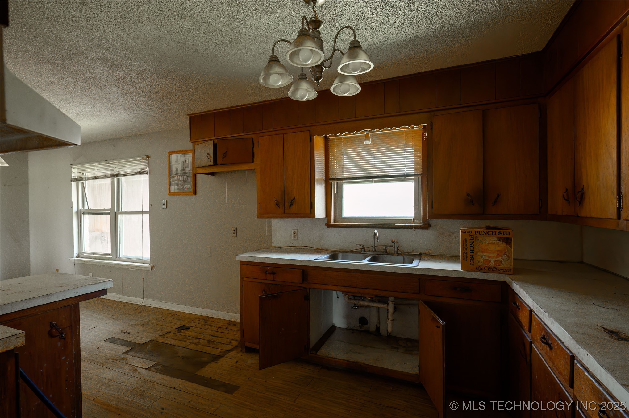 210 N Collins Property Photo 33