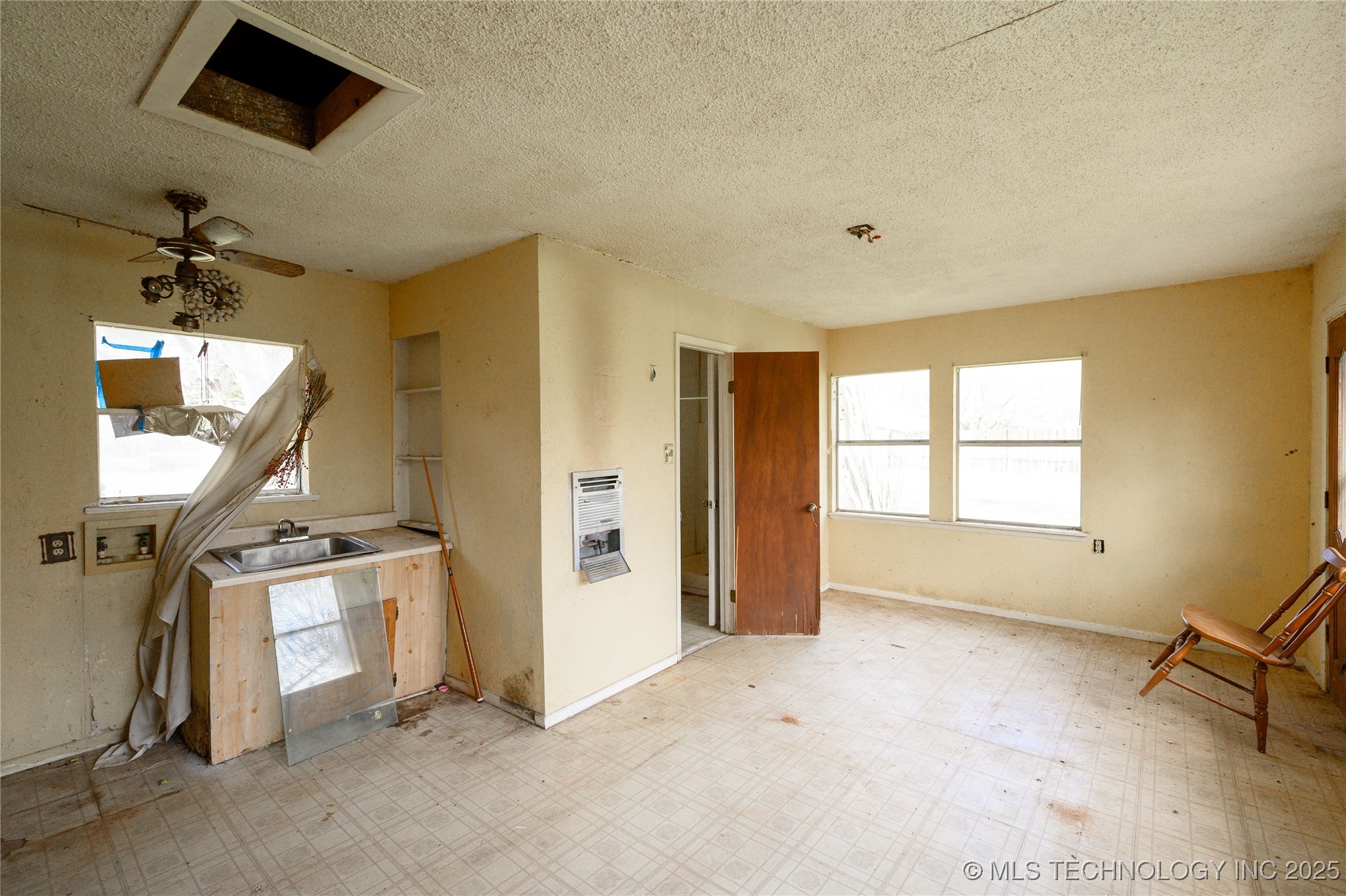 210 N Collins Property Photo 38