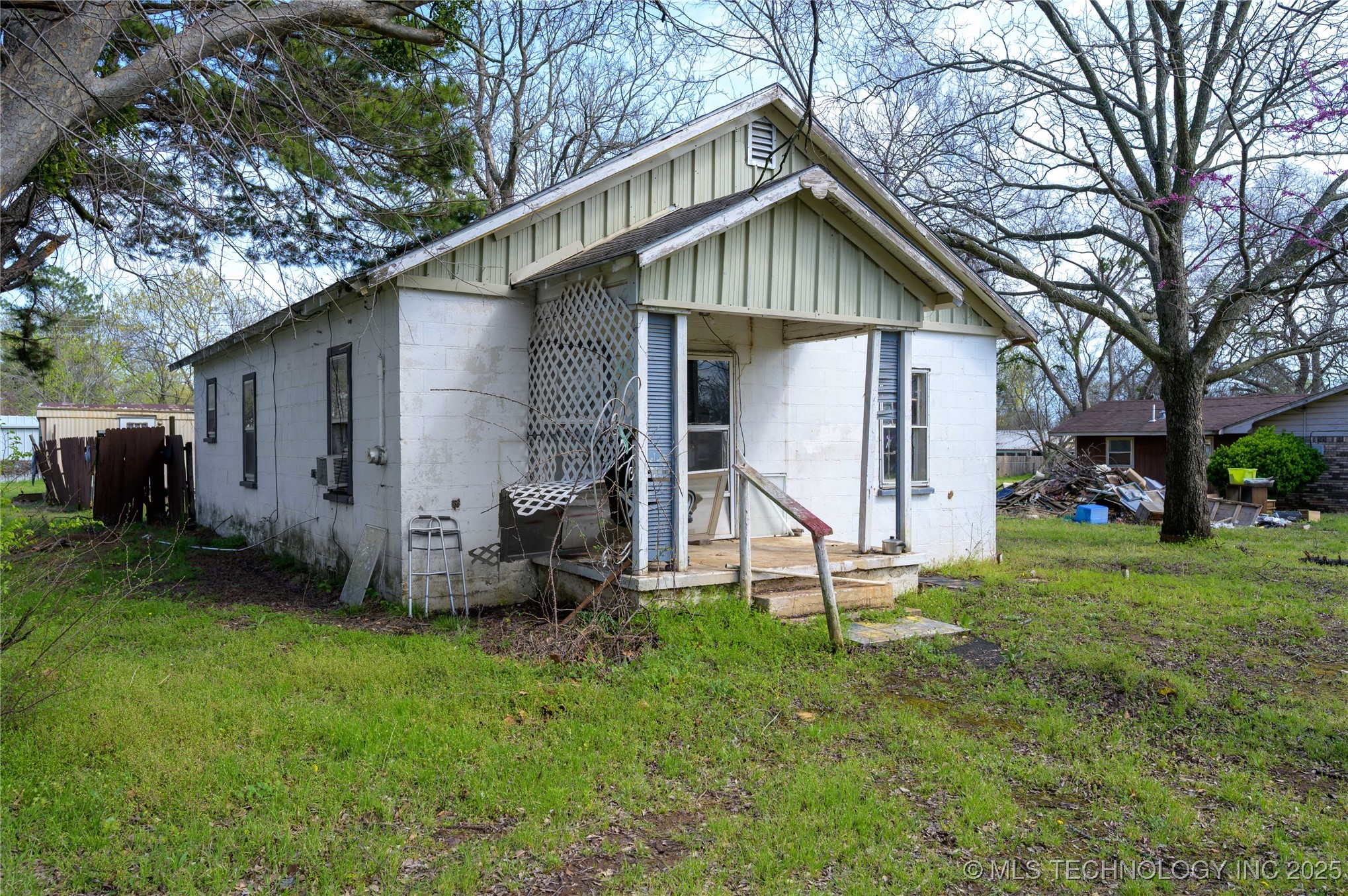 210 N Collins Property Photo 43