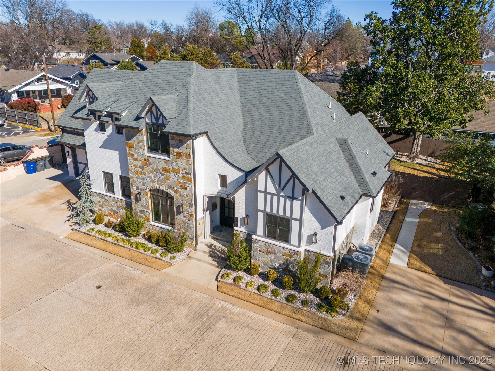 1316 E 18th Street Property Photo 2