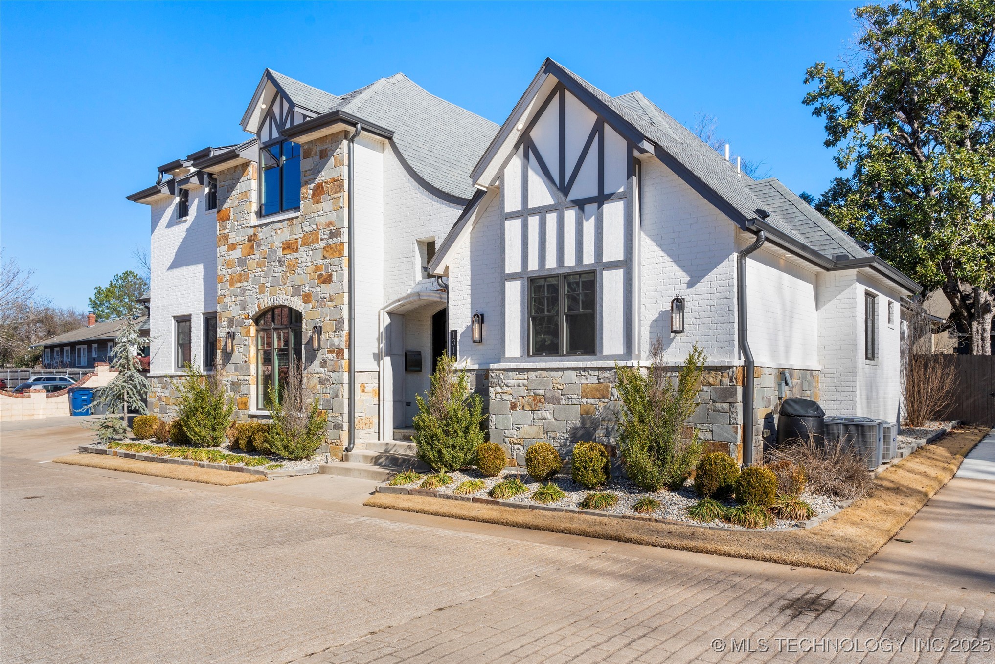 1316 E 18th Street Property Photo 3