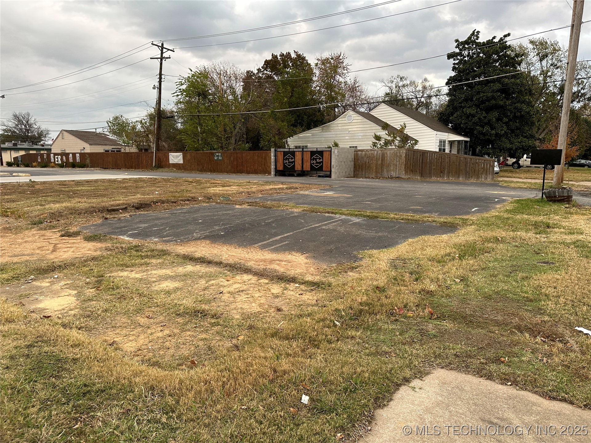 700 N York Street Property Photo 2