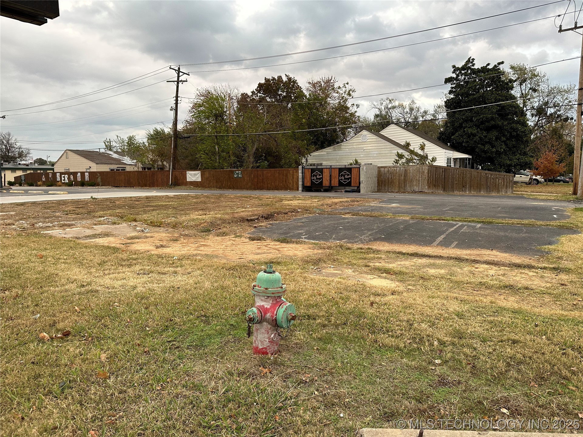 700 N York Street Property Photo 3