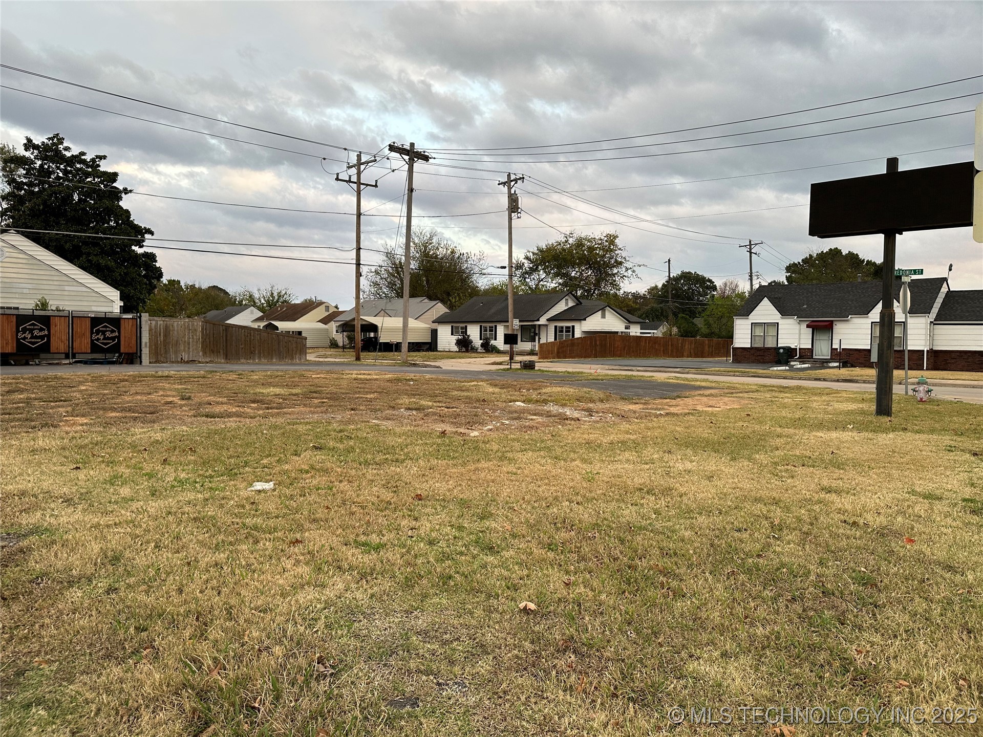 700 N York Street Property Photo 4