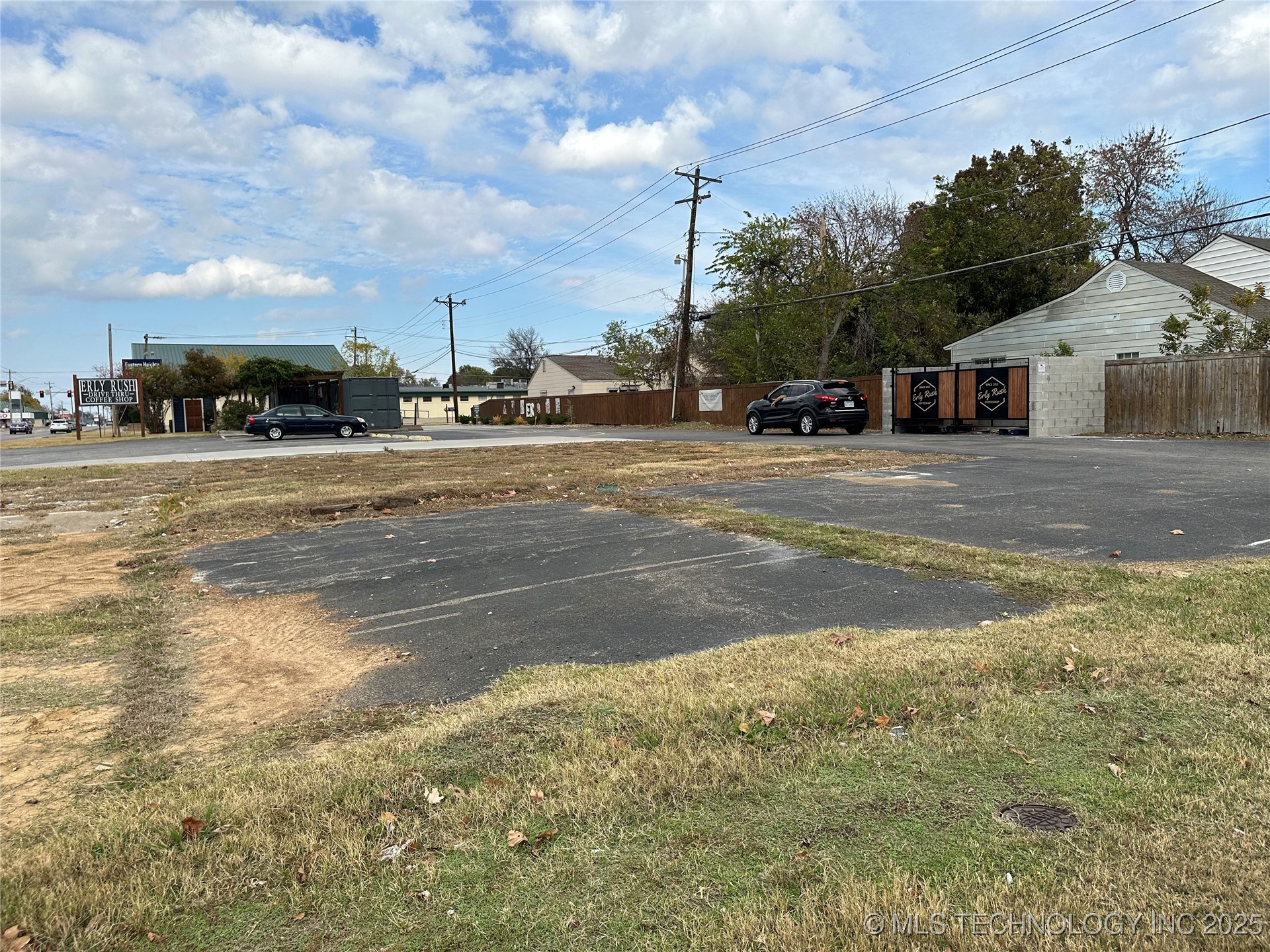 700 N York Street Property Photo 6