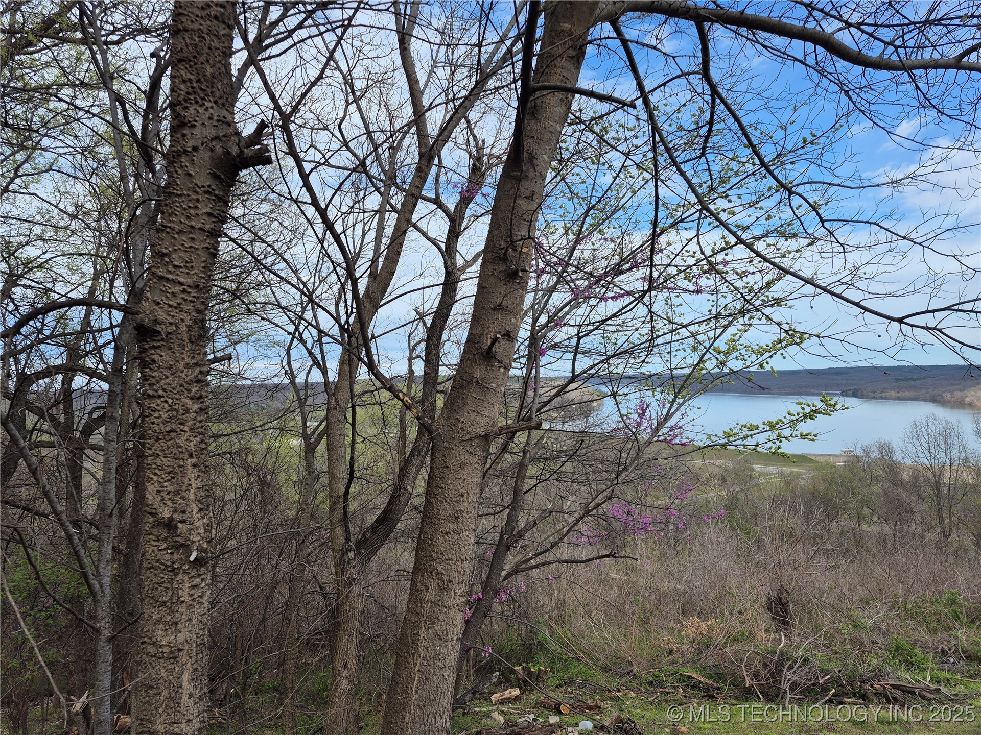 341 E 437 Road Property Photo 2