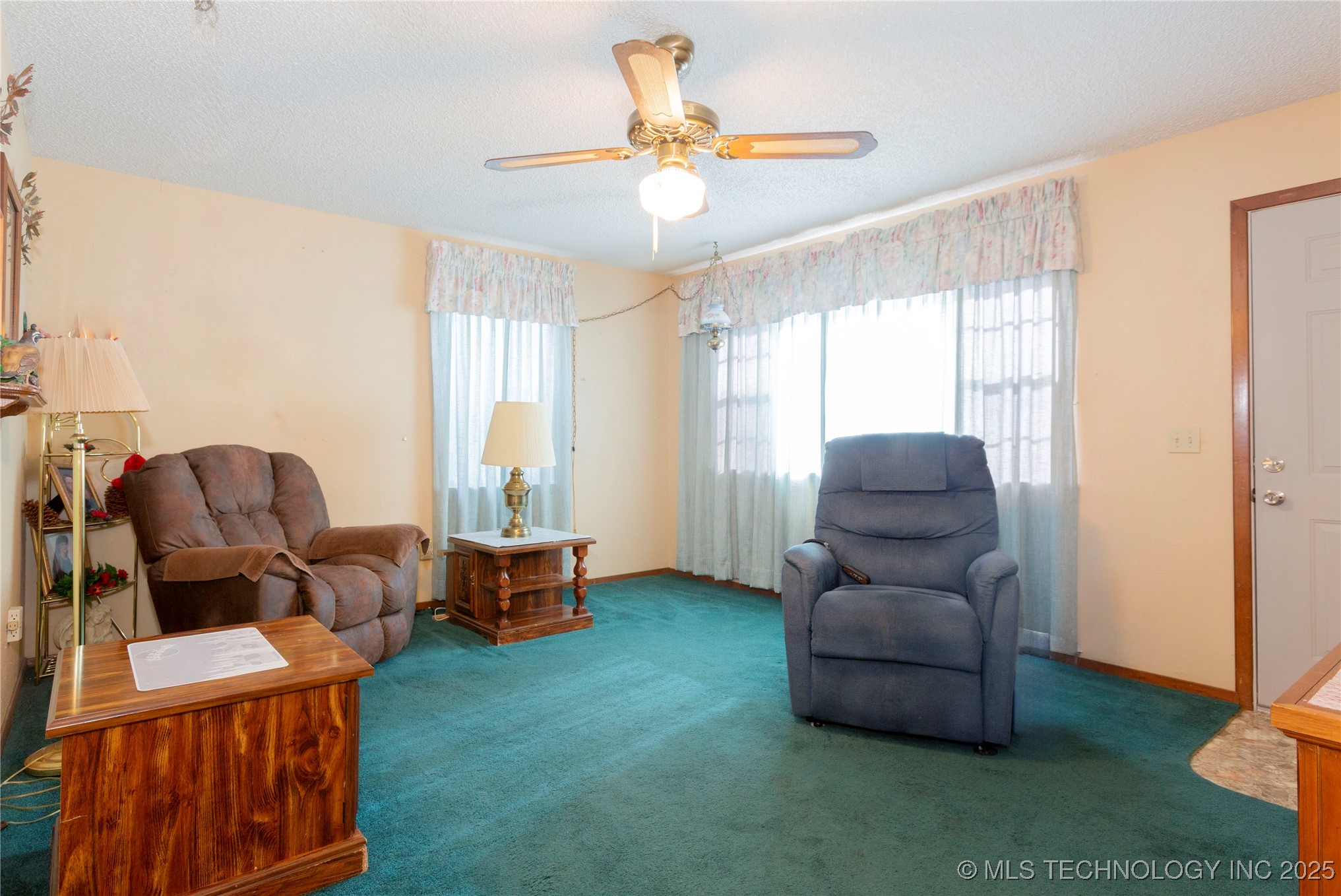 612 W Circle Drive Property Photo 5