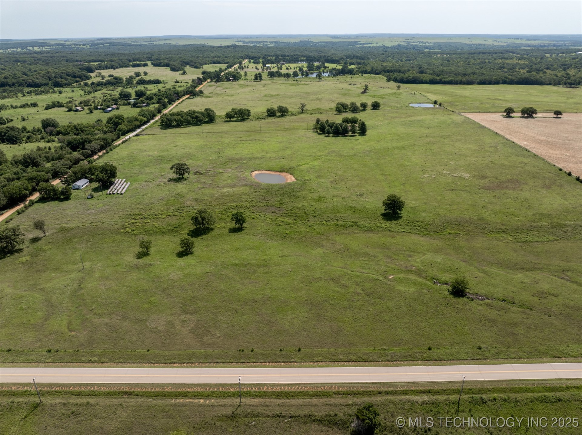 384045 E 1040 Road Property Photo 2