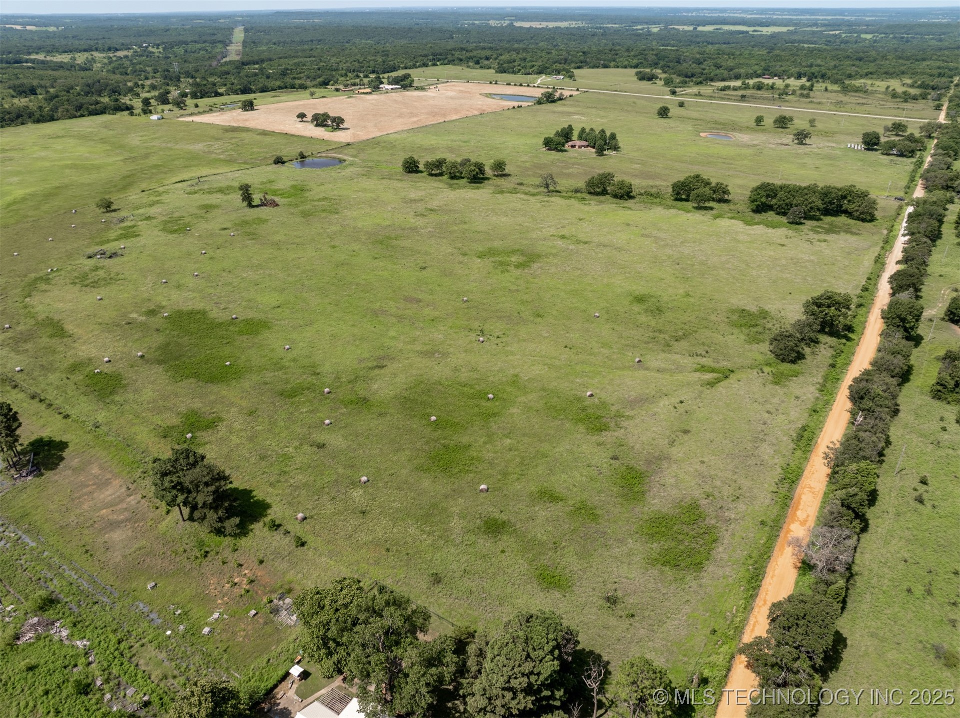 384045 E 1040 Road Property Photo 3