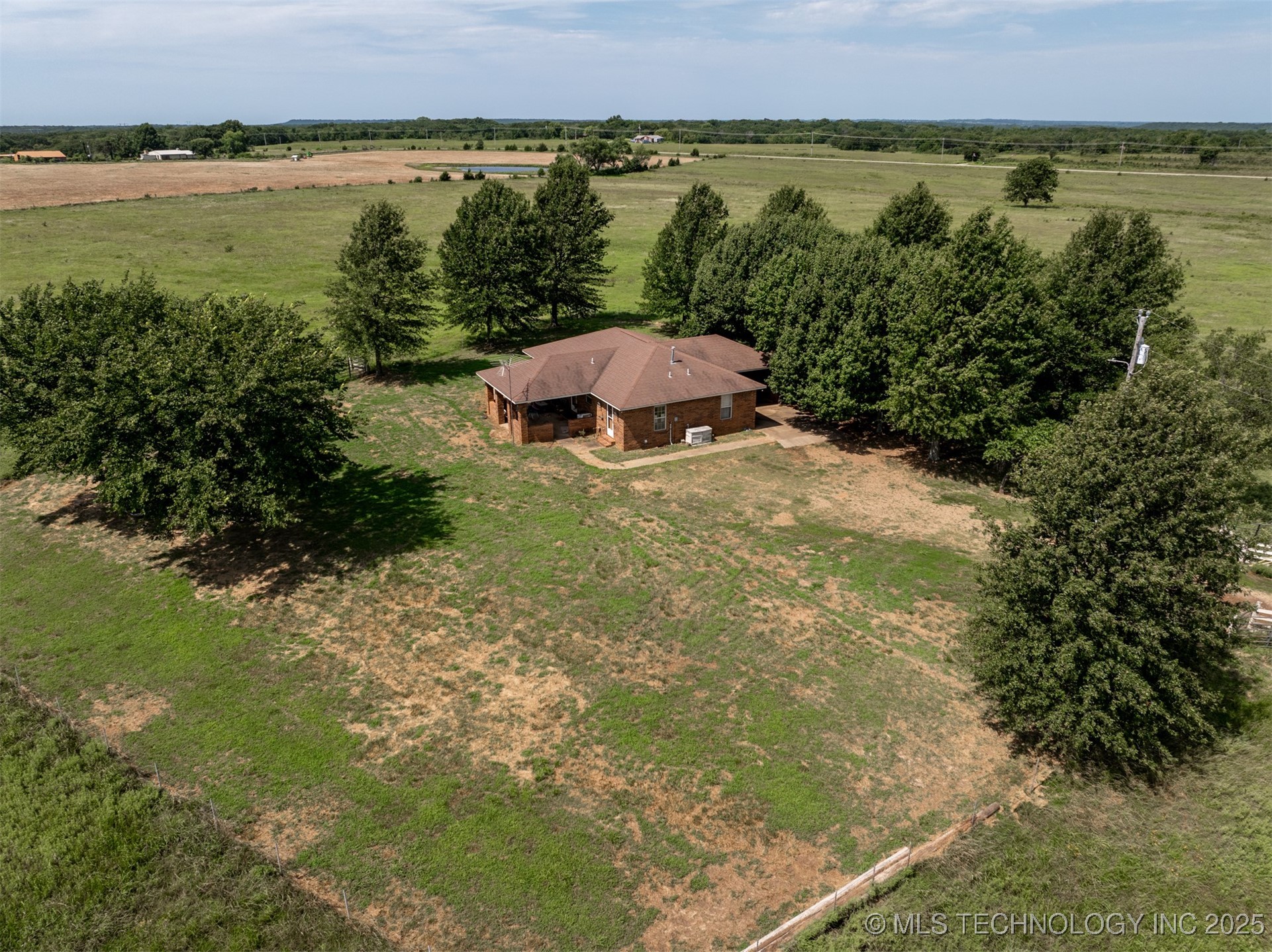 384045 E 1040 Road Property Photo 6