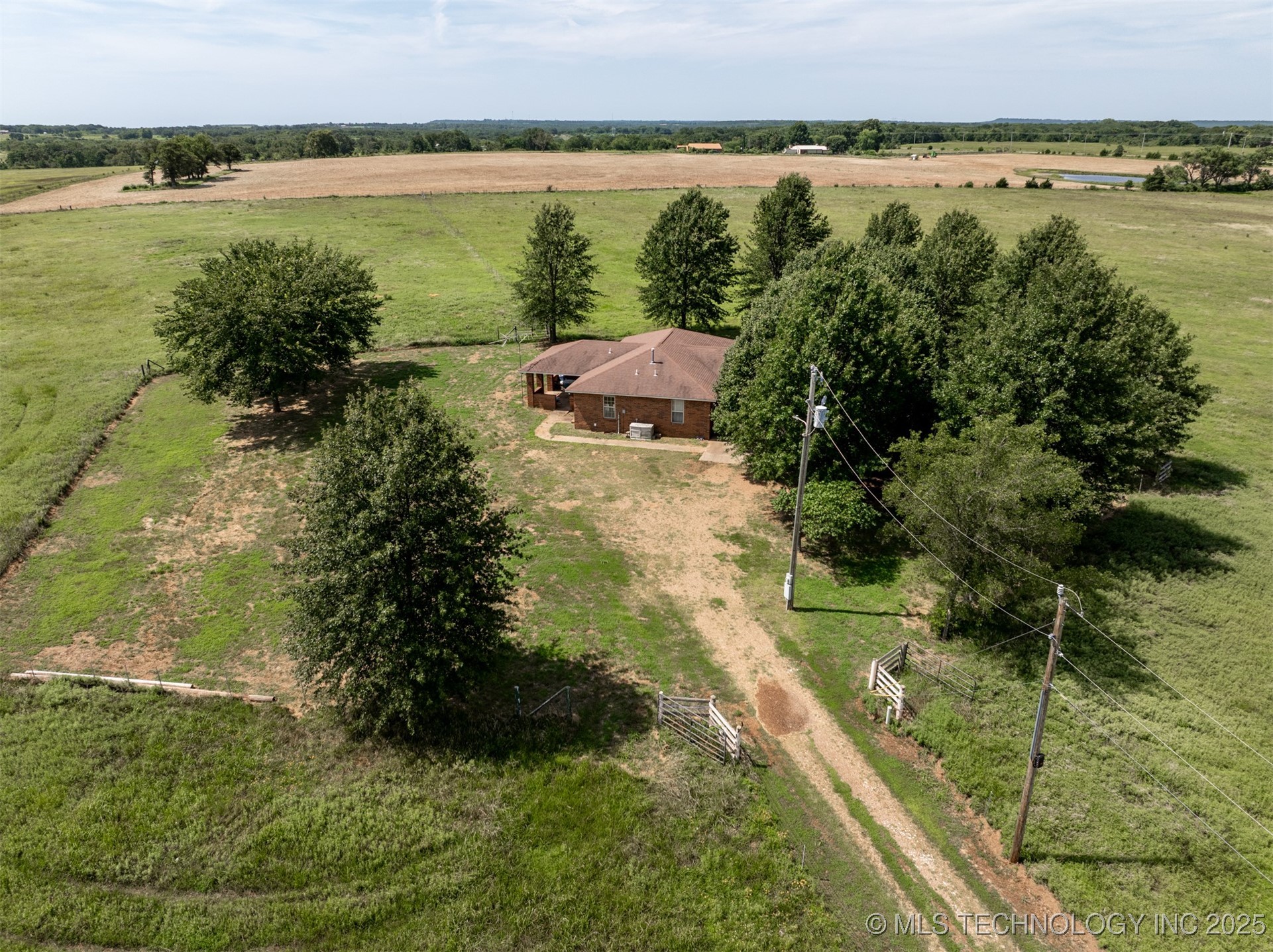 384045 E 1040 Road Property Photo 7