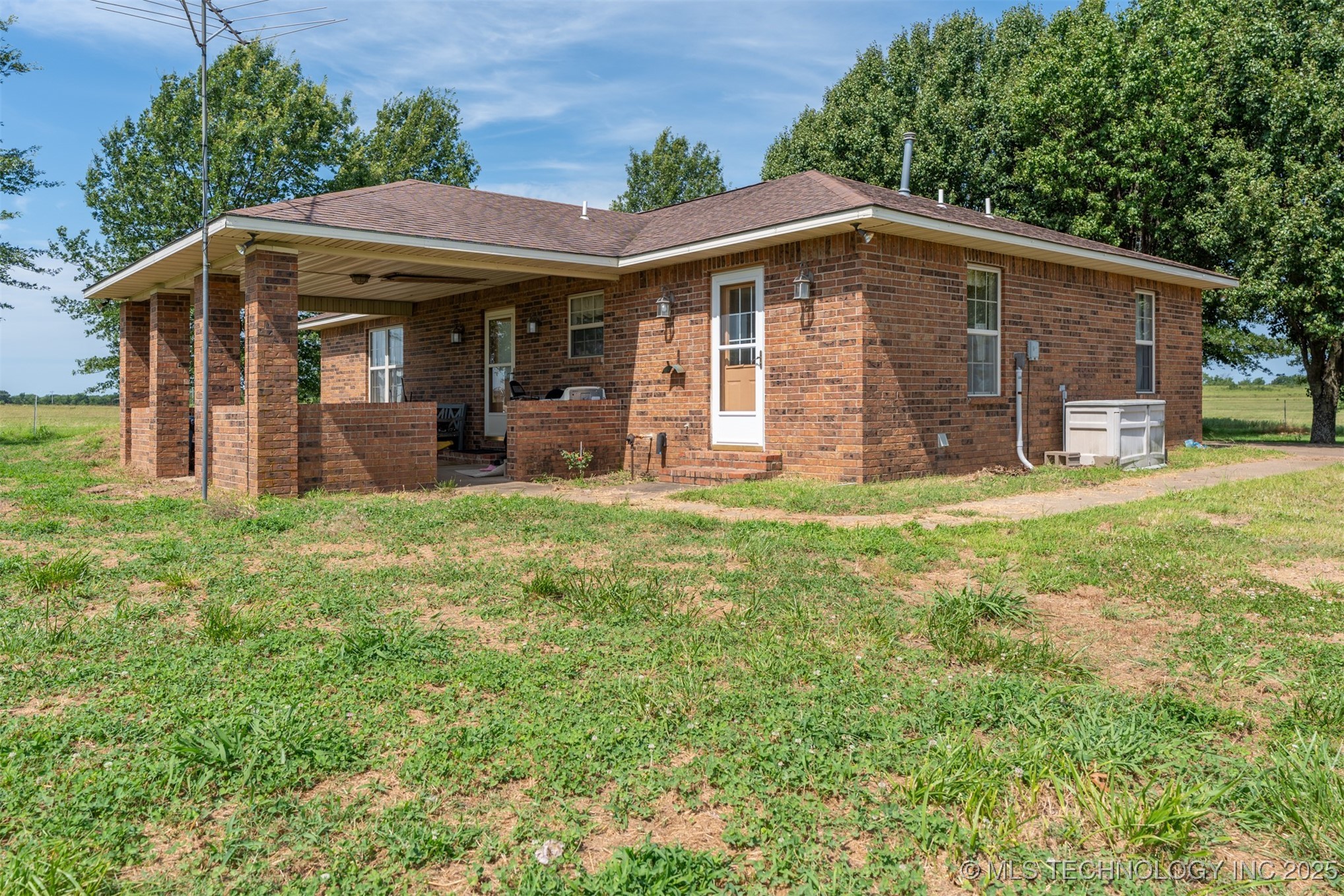 384045 E 1040 Road Property Photo 9