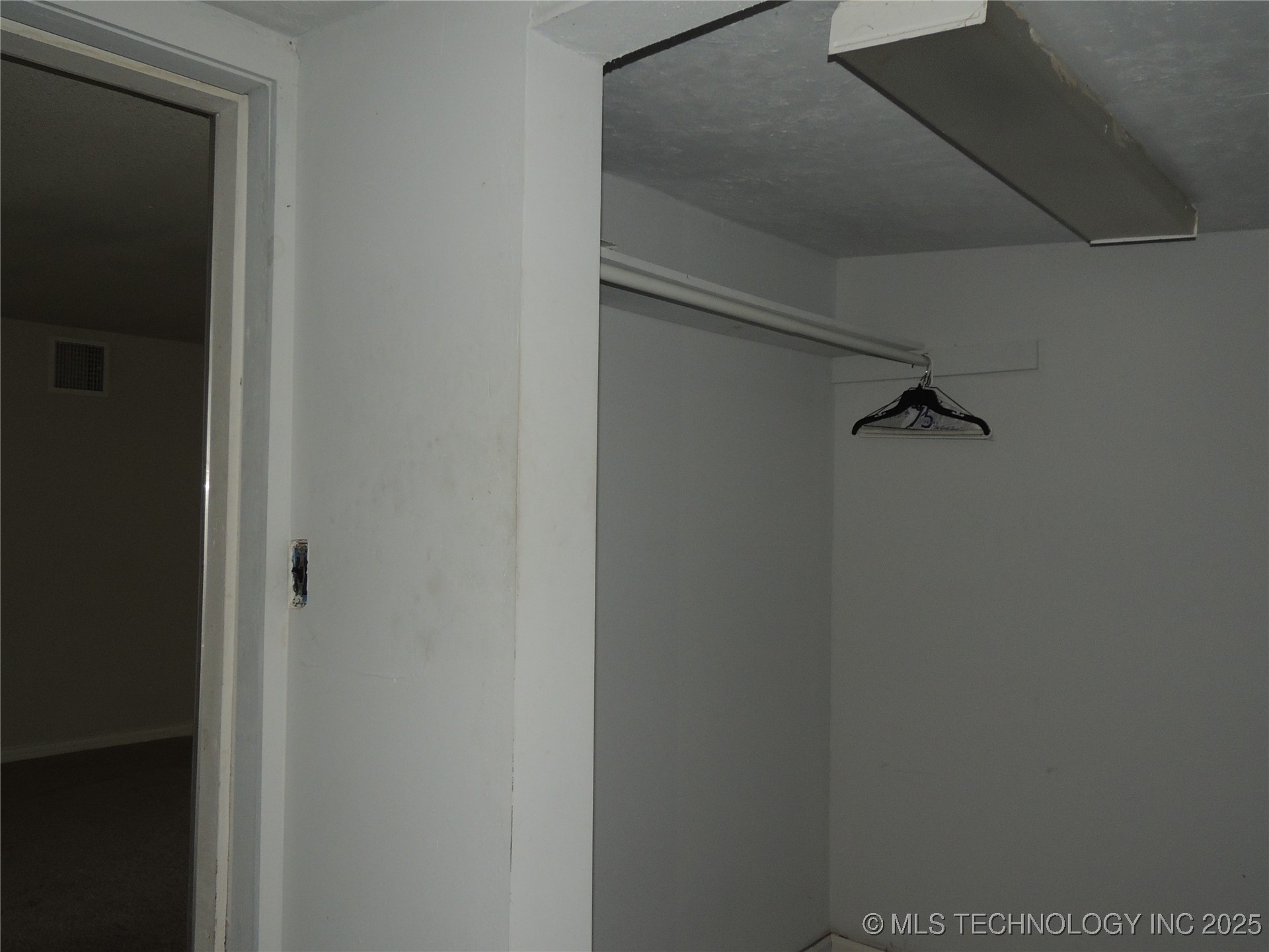 906 S 85th East Avenue Property Photo 40