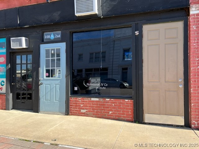 108 N 2nd Property Photo 1