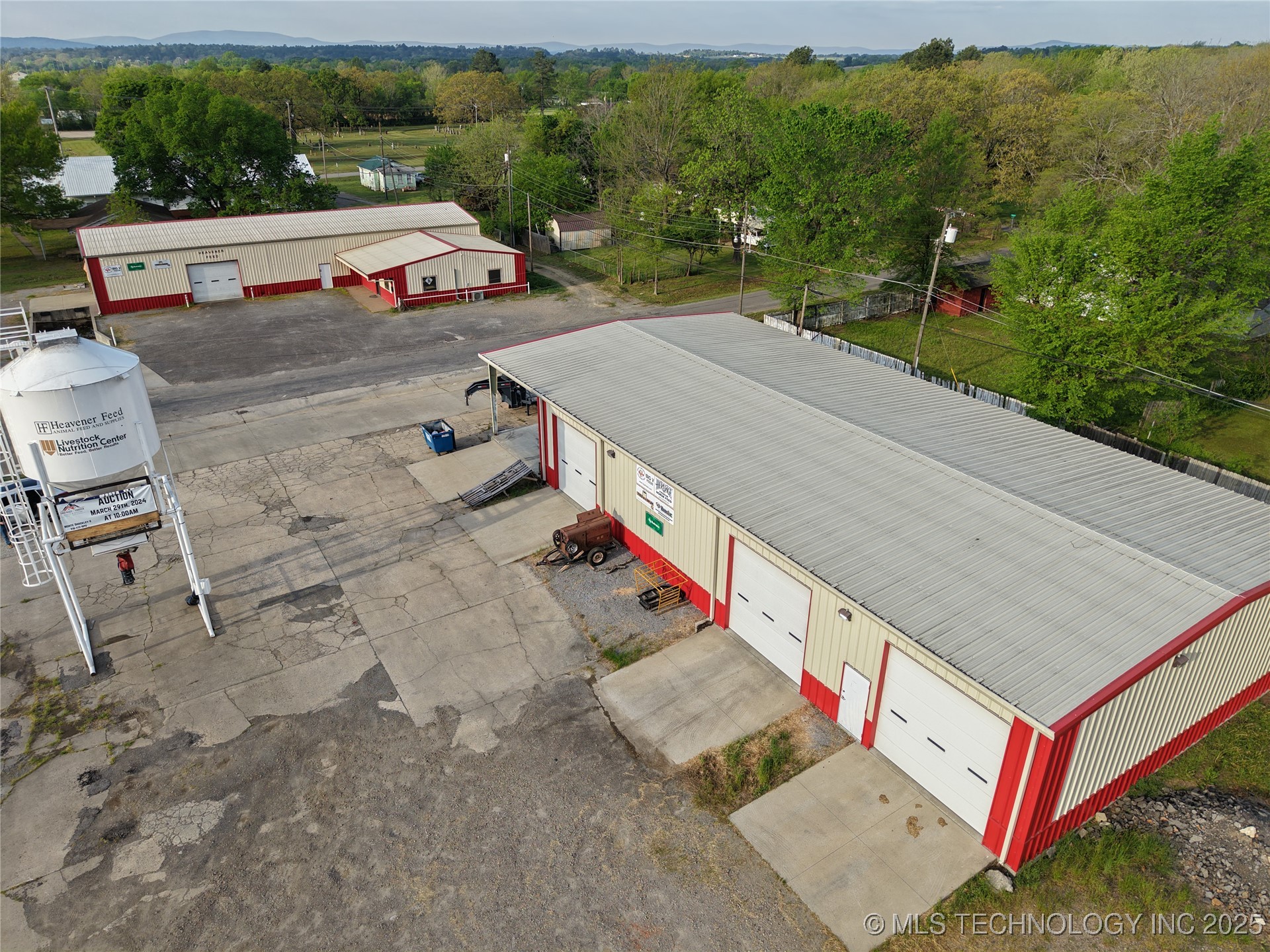 910 W 1st Street Property Photo 1