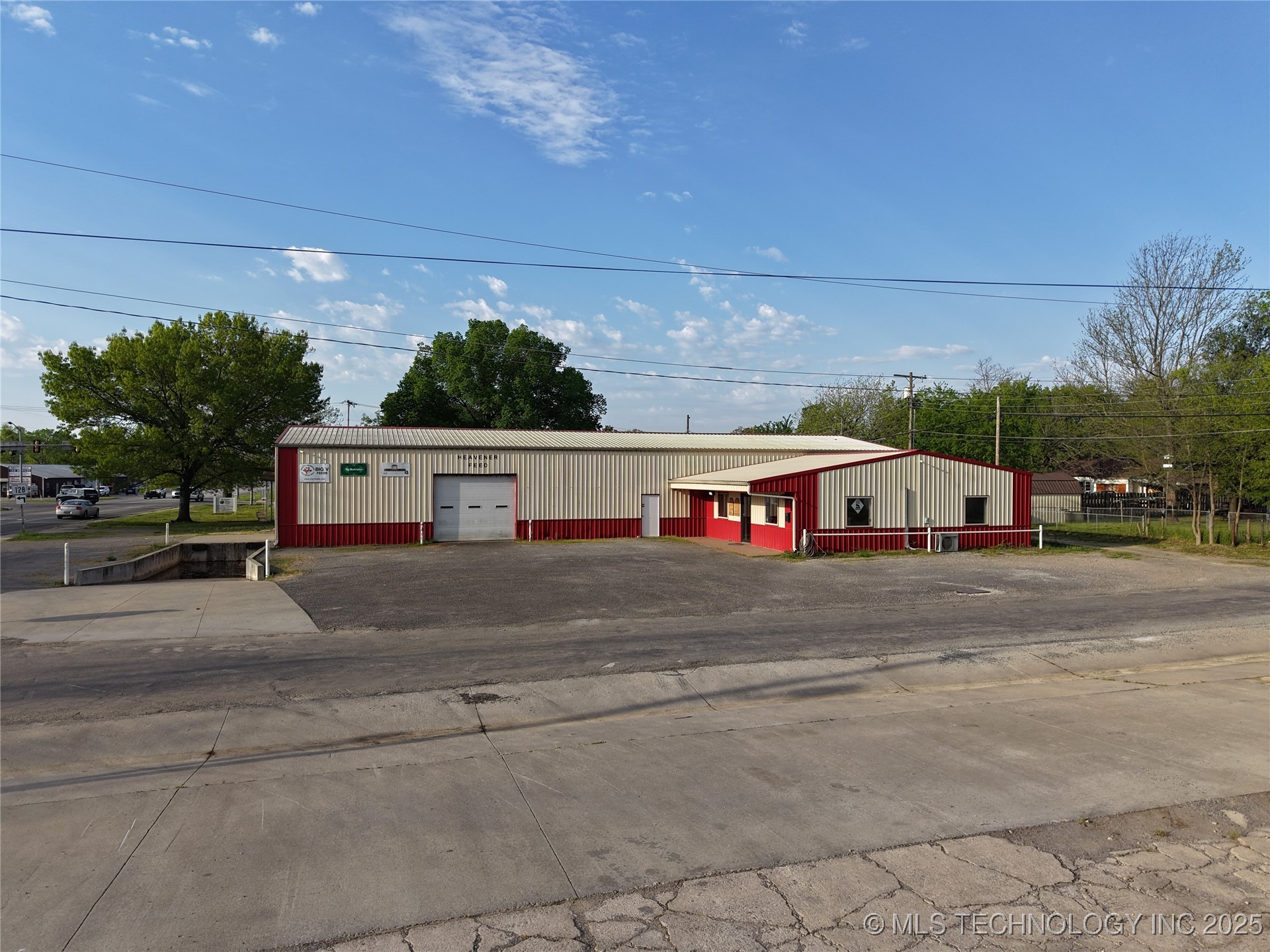 910 W 1st Street Property Photo 2