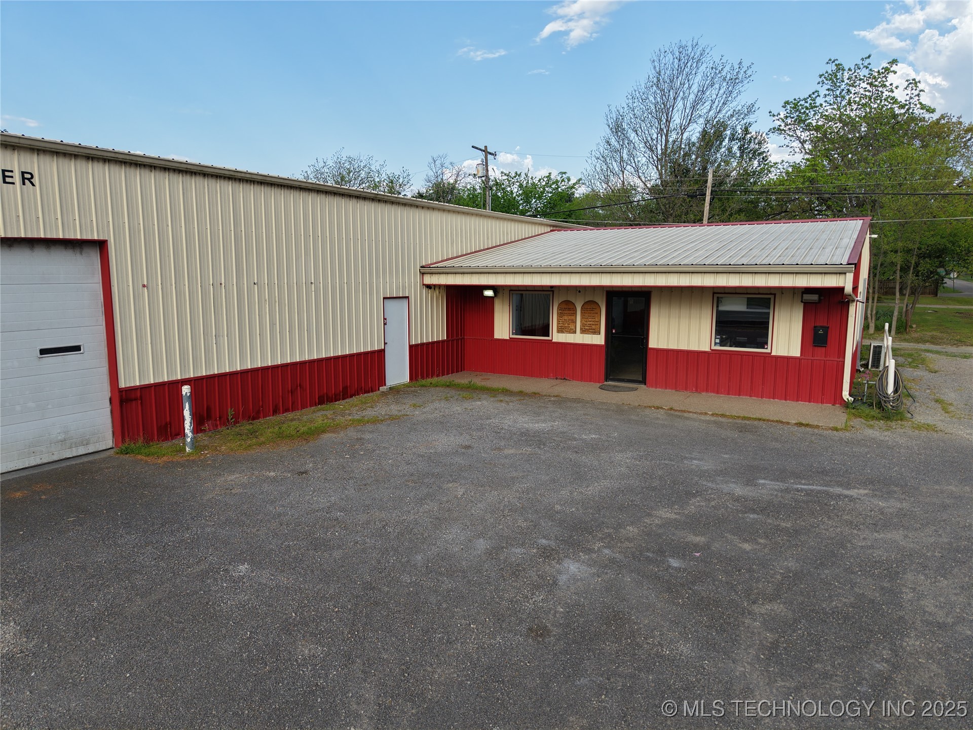 910 W 1st Street Property Photo 4