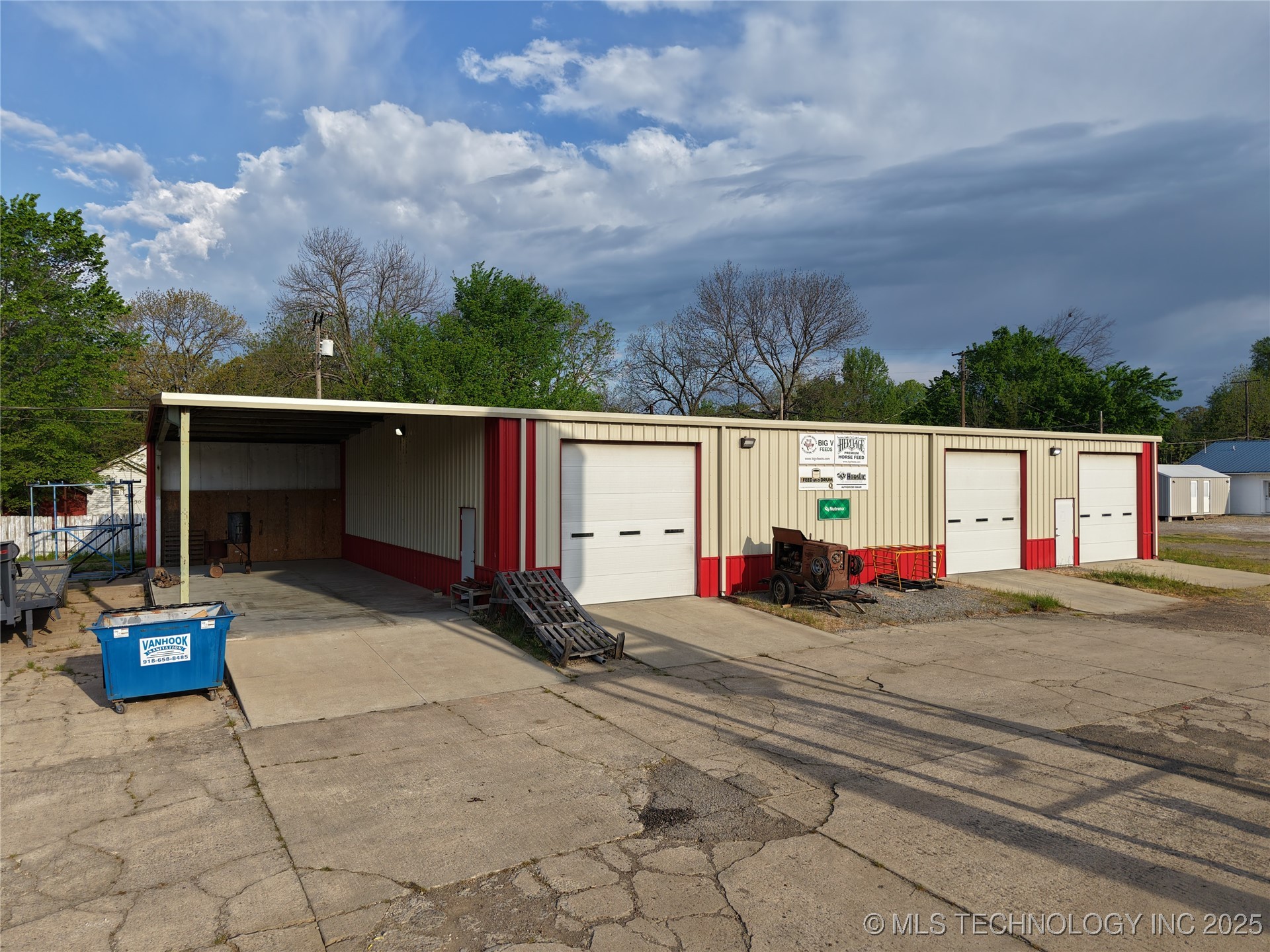 910 W 1st Street Property Photo 5