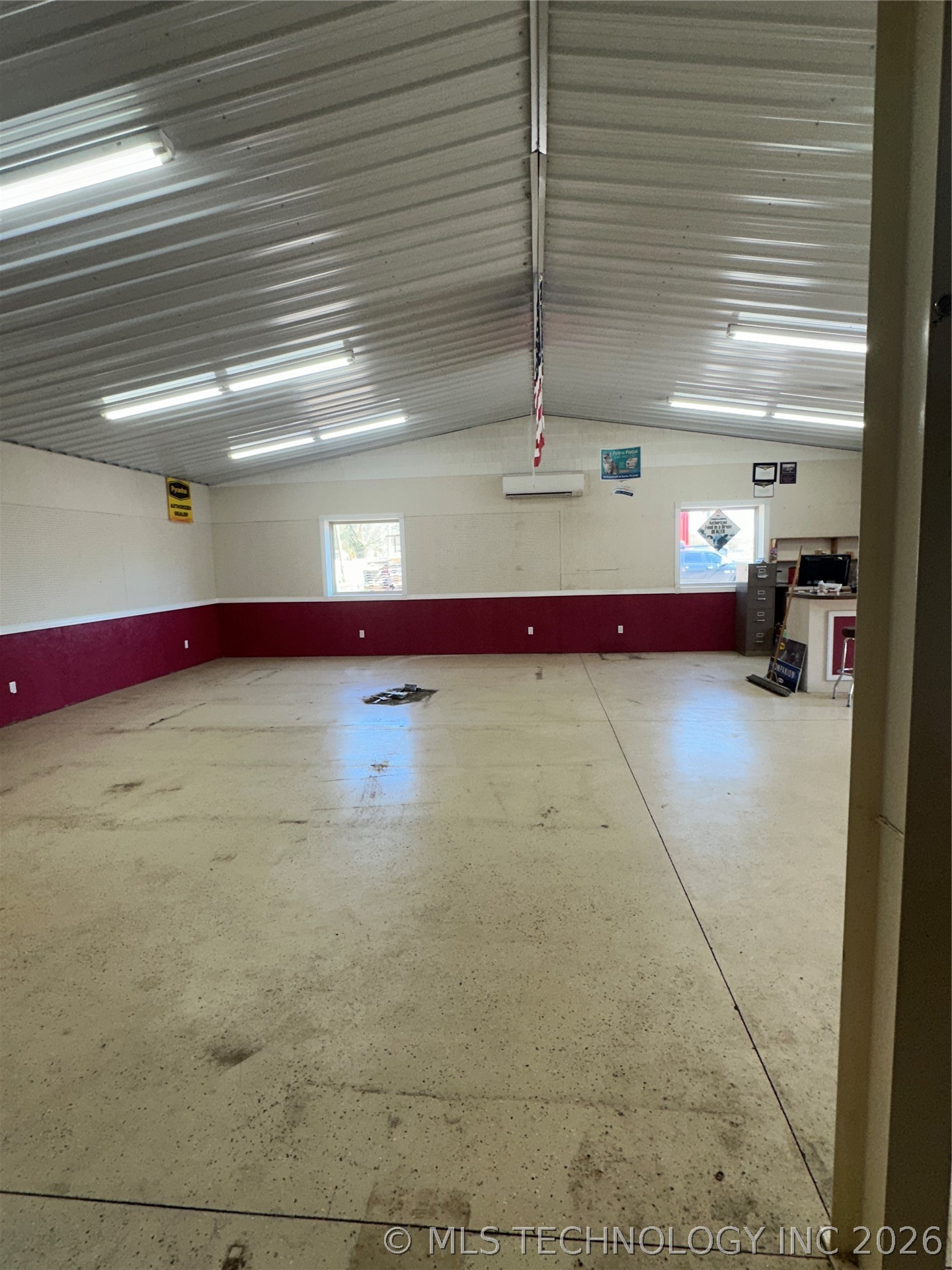 910 W 1st Street Property Photo 8