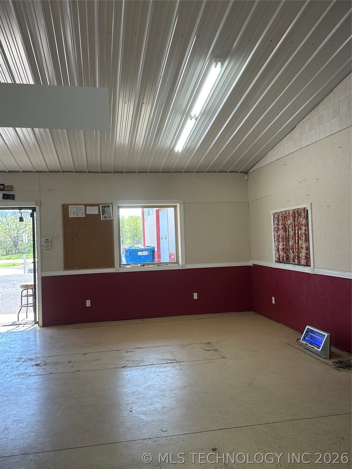 910 W 1st Street Property Photo 13